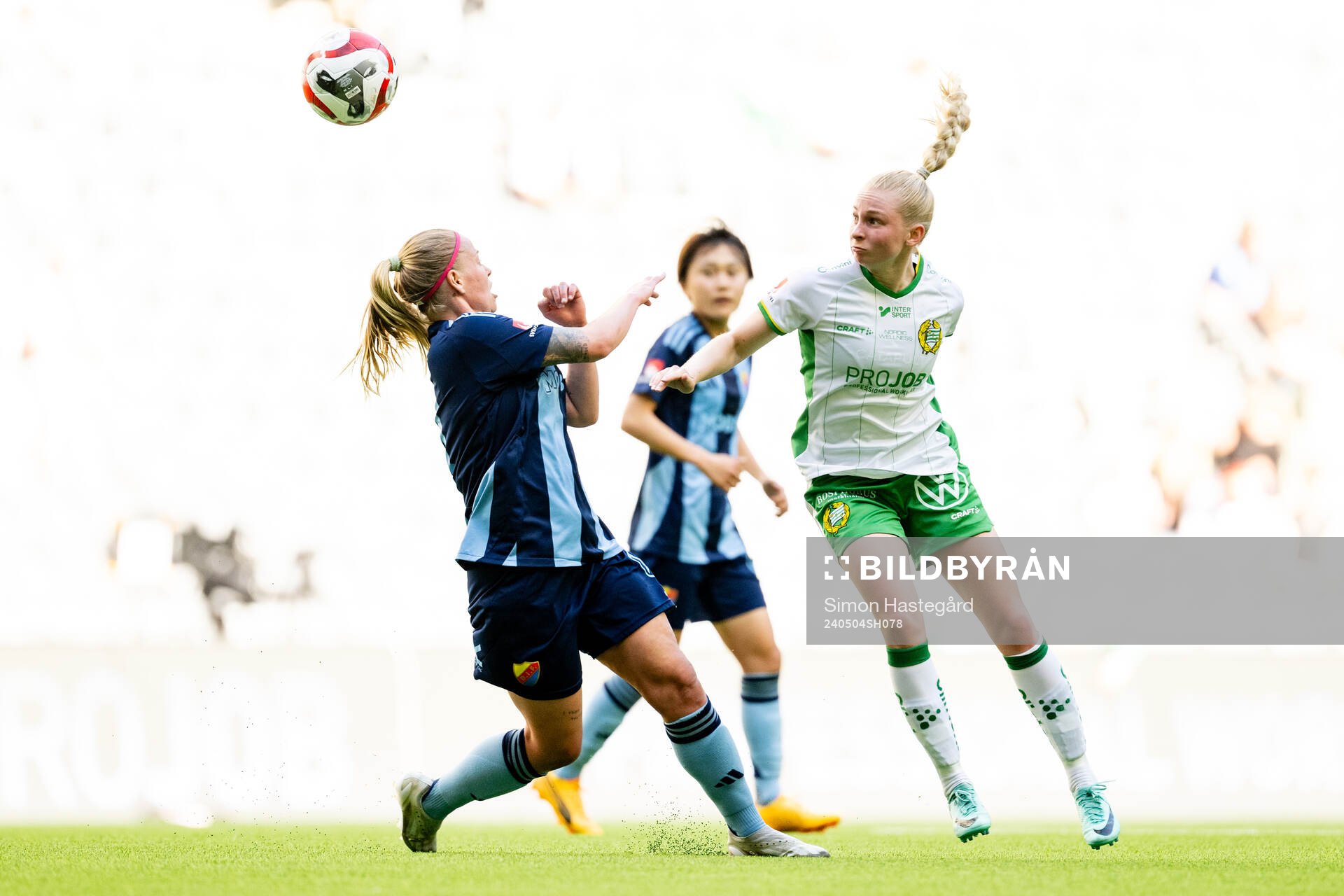 Djurgårdens Therese Åsland och Hammarbys Emilie Joramo