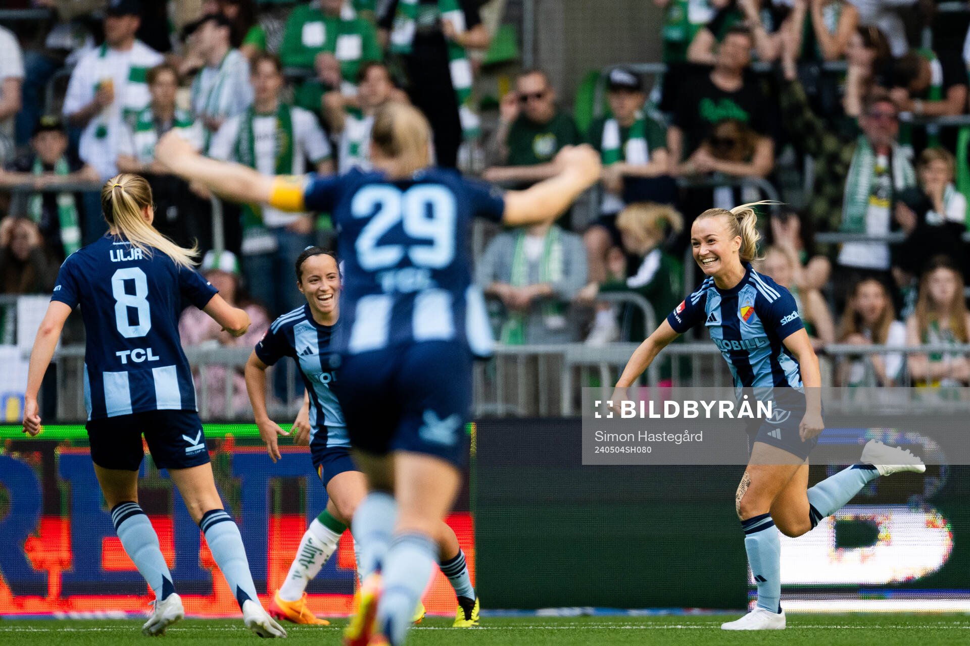 Djurgårdens Tove Almqvist jublar efter 0-1 under fotbollsmatchen i Damallsvenskan mellan Hammarby och Djurgården den 4 maj 2024 i Stockholm.