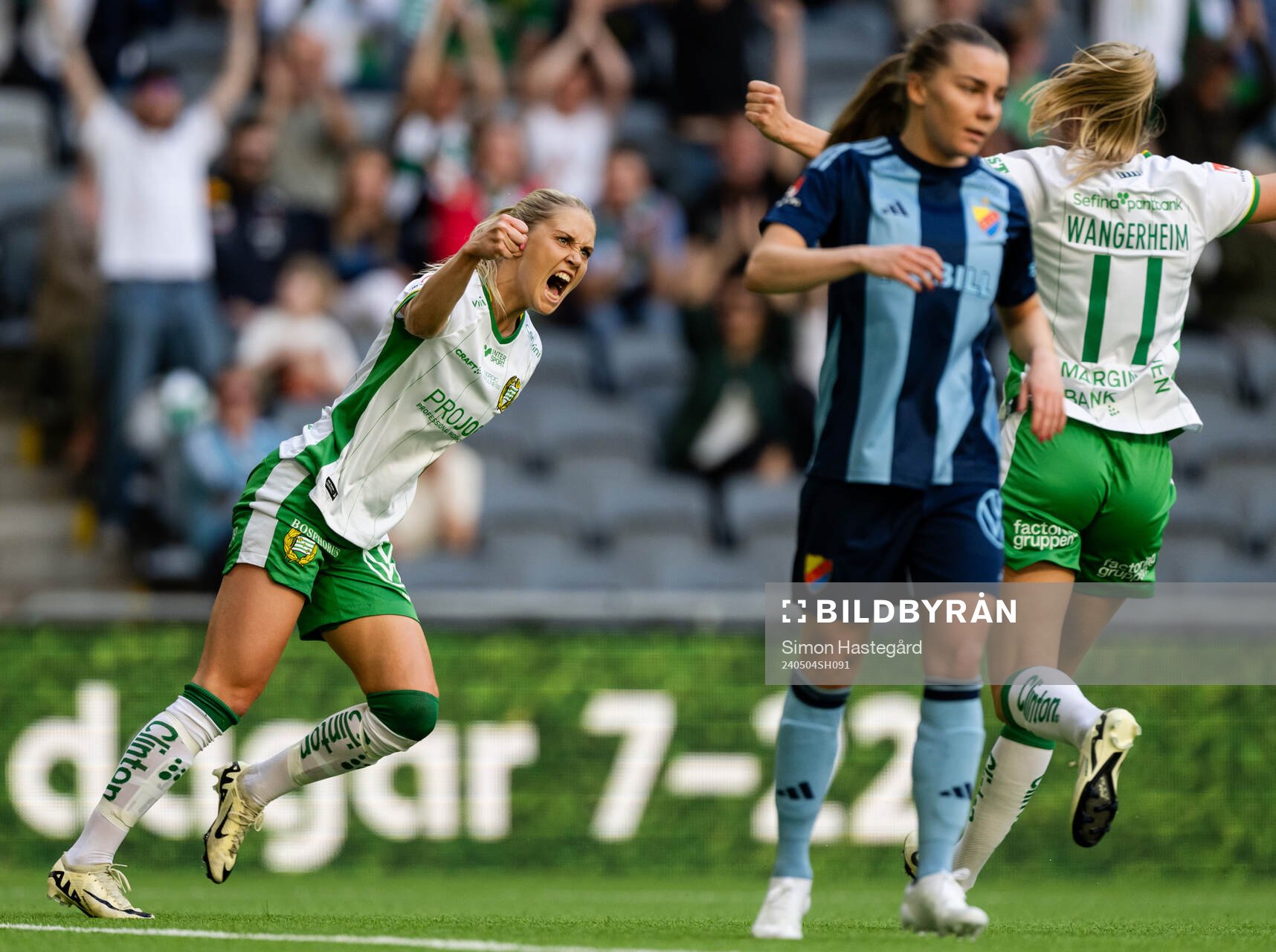 Hammarbys Alice Carlsson jublar efter 1-1 under fotbollsmatchen i Damallsvenskan mellan Hammarby och Djurgården den 4 maj 2024 i Stockholm.