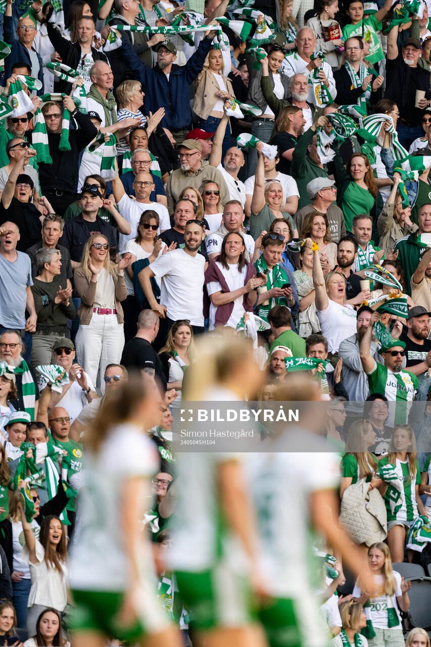 Hammarbys supportar jublar efter 2-1 under fotbollsmatchen i Damallsvenskan mellan Hammarby och Djurgården den 4 maj 2024 i Stockholm.