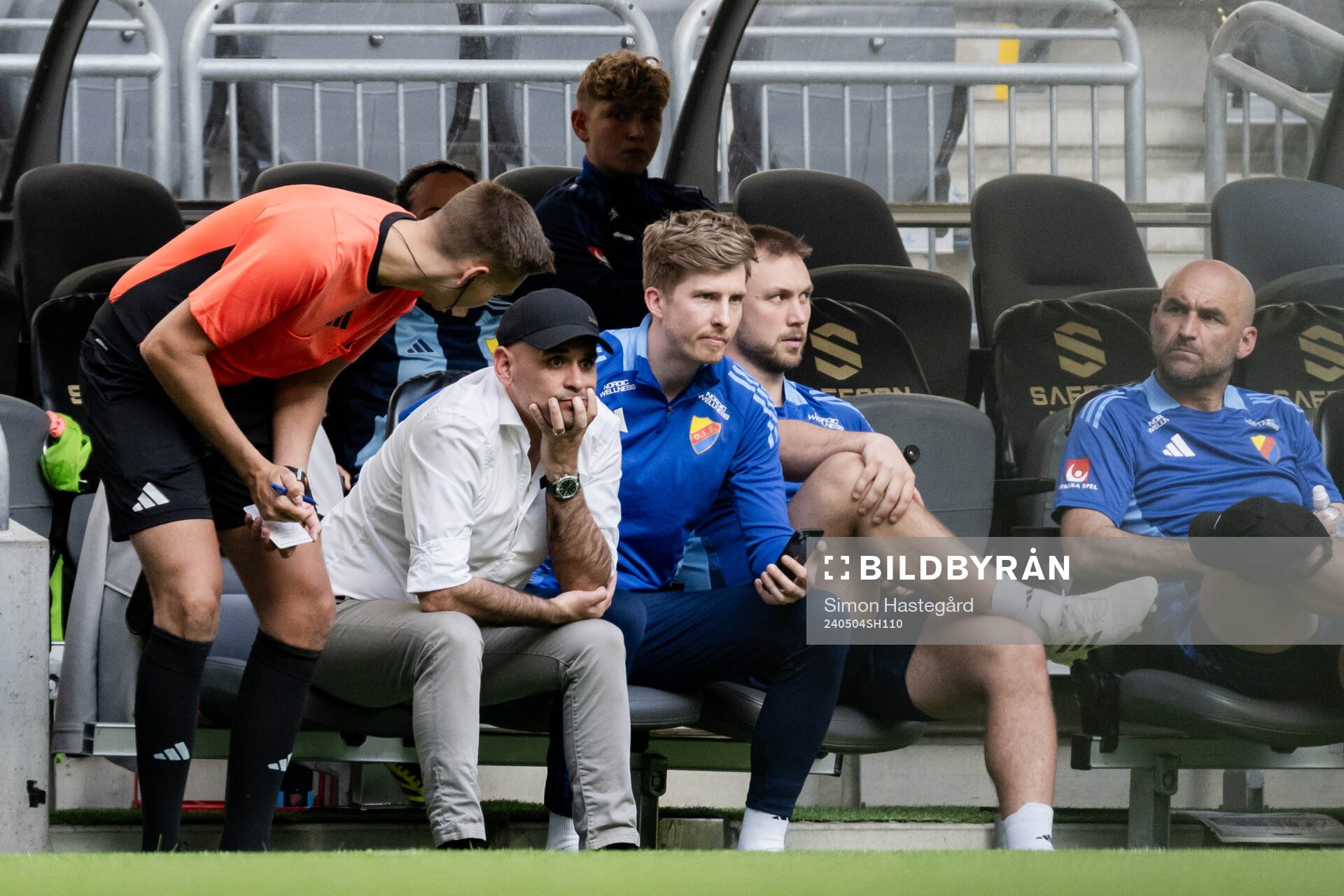 Djurgårdens tränare Marcelo Fernandez får en varning under fotbollsmatchen i Damallsvenskan mellan Hammarby och Djurgården den 4 maj 2024 i Stockholm.