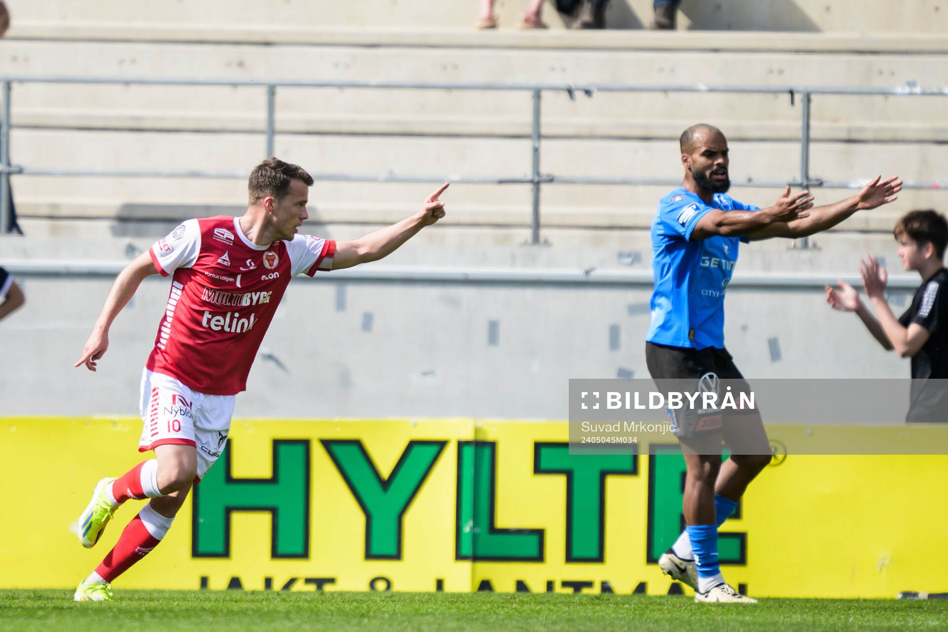 Kalmars Simon Skrabb jublar efter 1-0 under fotbollsmatchen i Allsvenskan mellan Kalmar och Halmstad den 4 maj 2024 i Kalmar. 