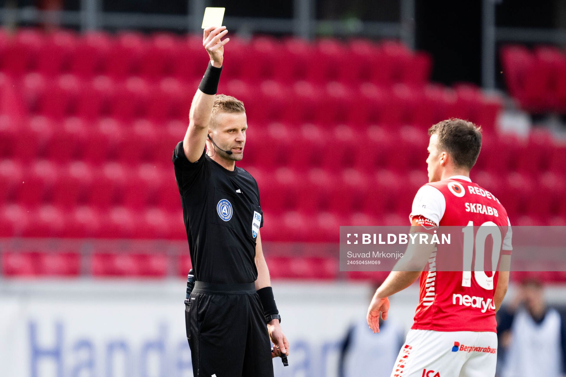 Domare Glenn Nyberg tilldelar Kalmars Simon Skrabb gult kort under fotbollsmatchen i Allsvenskan mellan Kalmar och Halmstad den 4 maj 2024 i Kalmar.