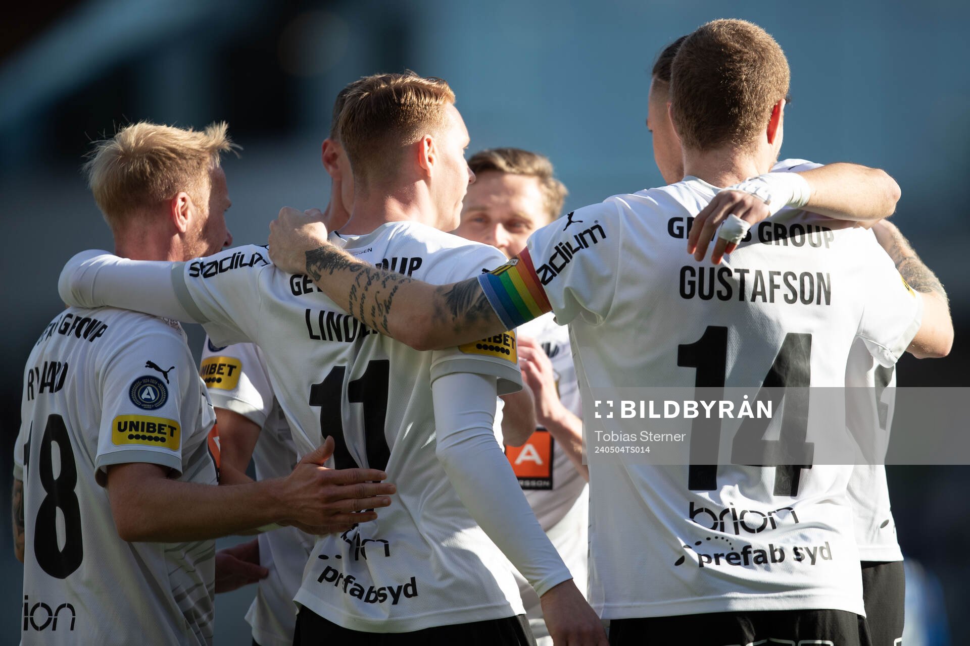 Häckens Julius Lindberg jublar med lagkamrater