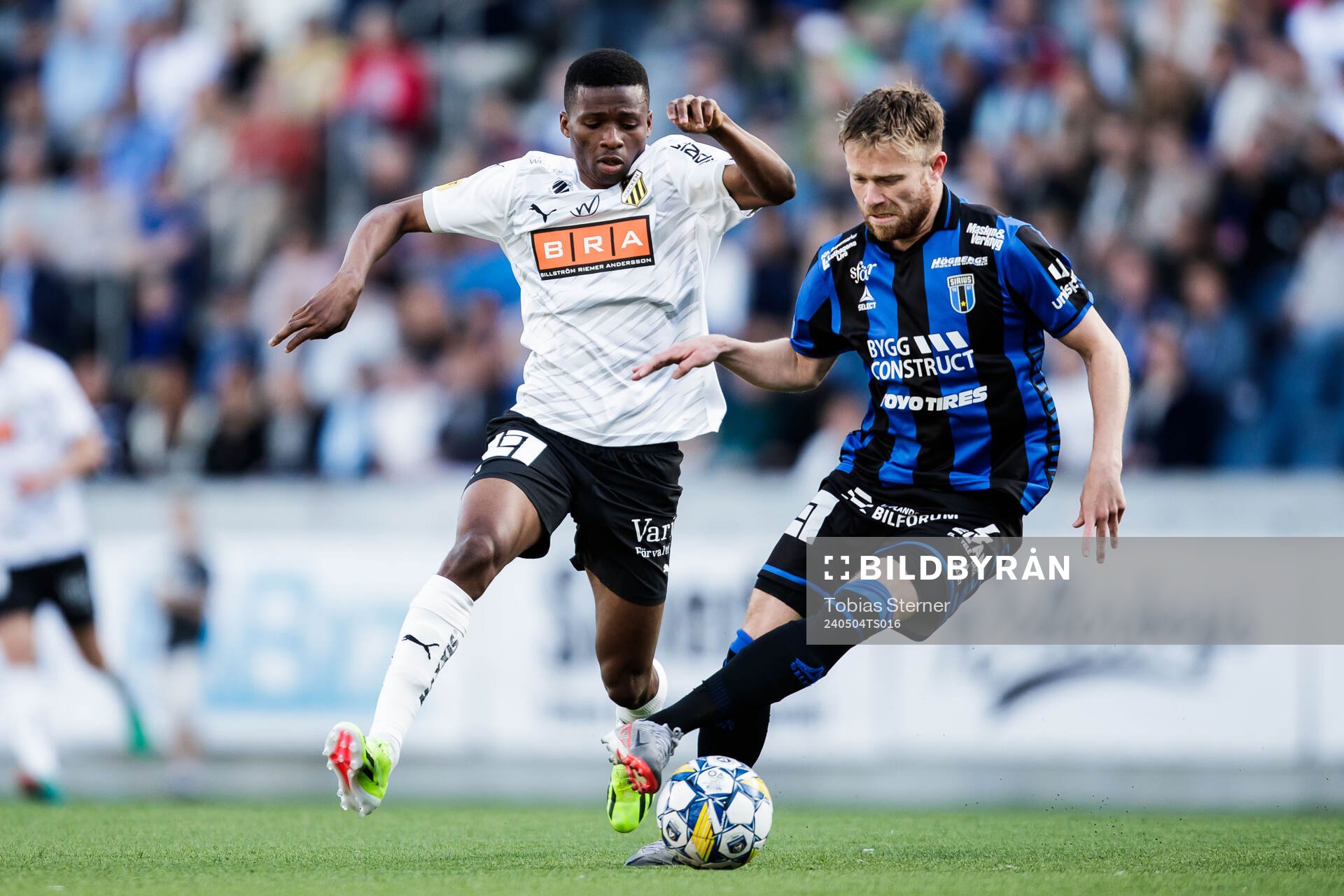 Häckens Akoua Romeo Amane och Sirius Dennis Widgren under fotbollsmatchen i Allsvenskan mellan Sirius och Häcken den 4 maj 2024 i Uppsala. 