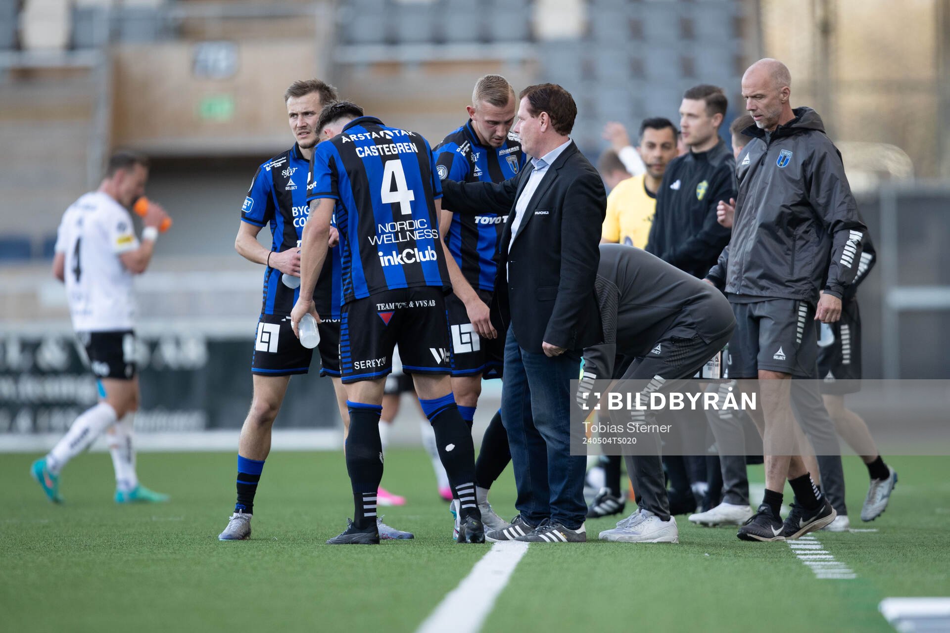 Sirius tränare Christer Mattiasson samlar spelarna