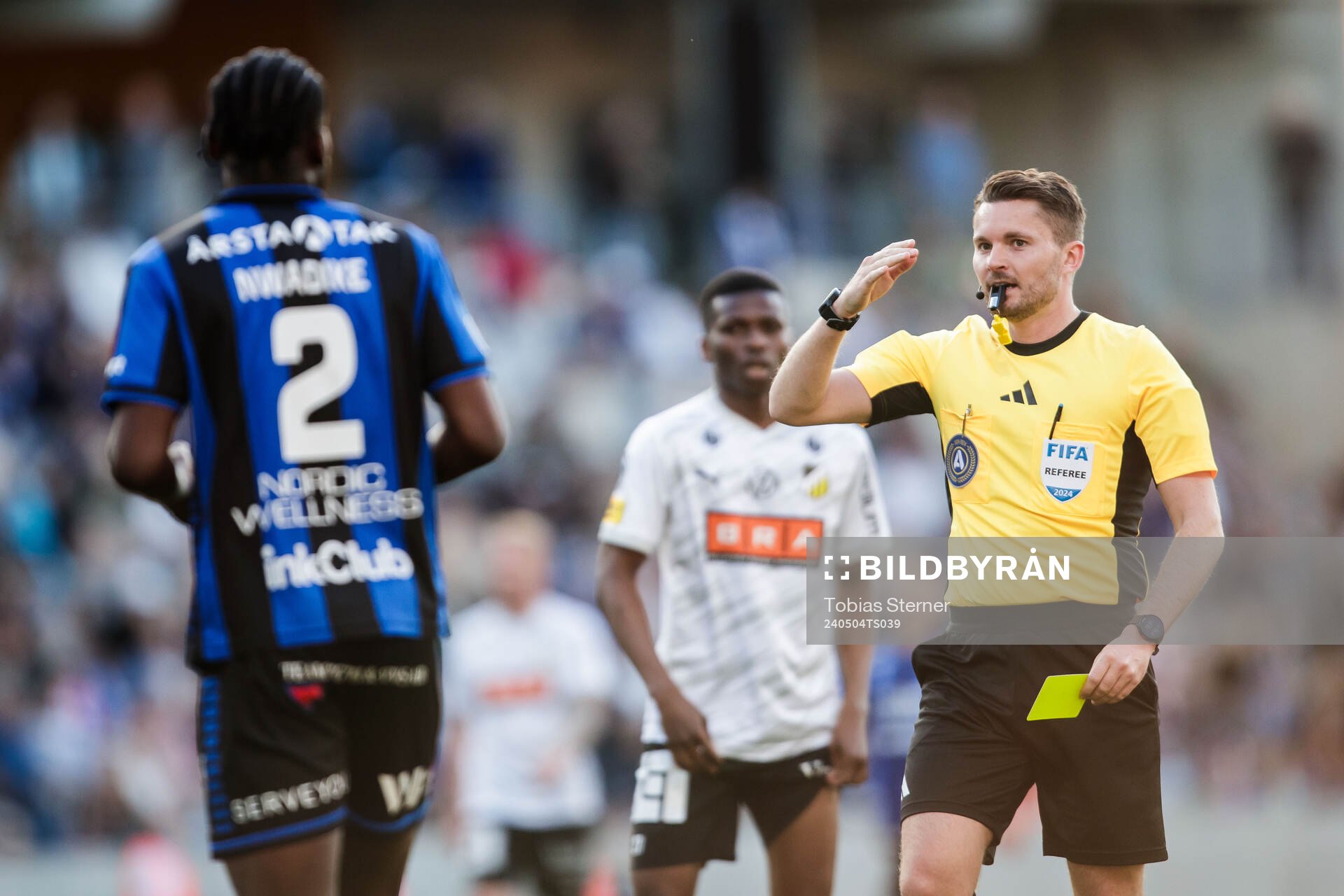 Sirius Patrick Nwadike tilldelas gult kort av Domare Joakim
