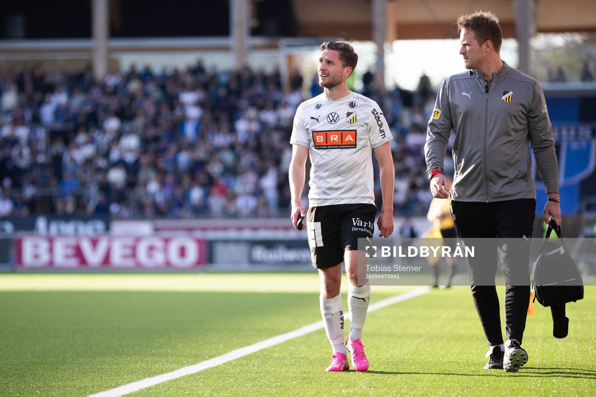 Häckens Adam Lundkvist lämnar planen skadad under fotbollsmatchen i Allsvenskan mellan Sirius och Häcken den 4 maj 2024 i Uppsala. 