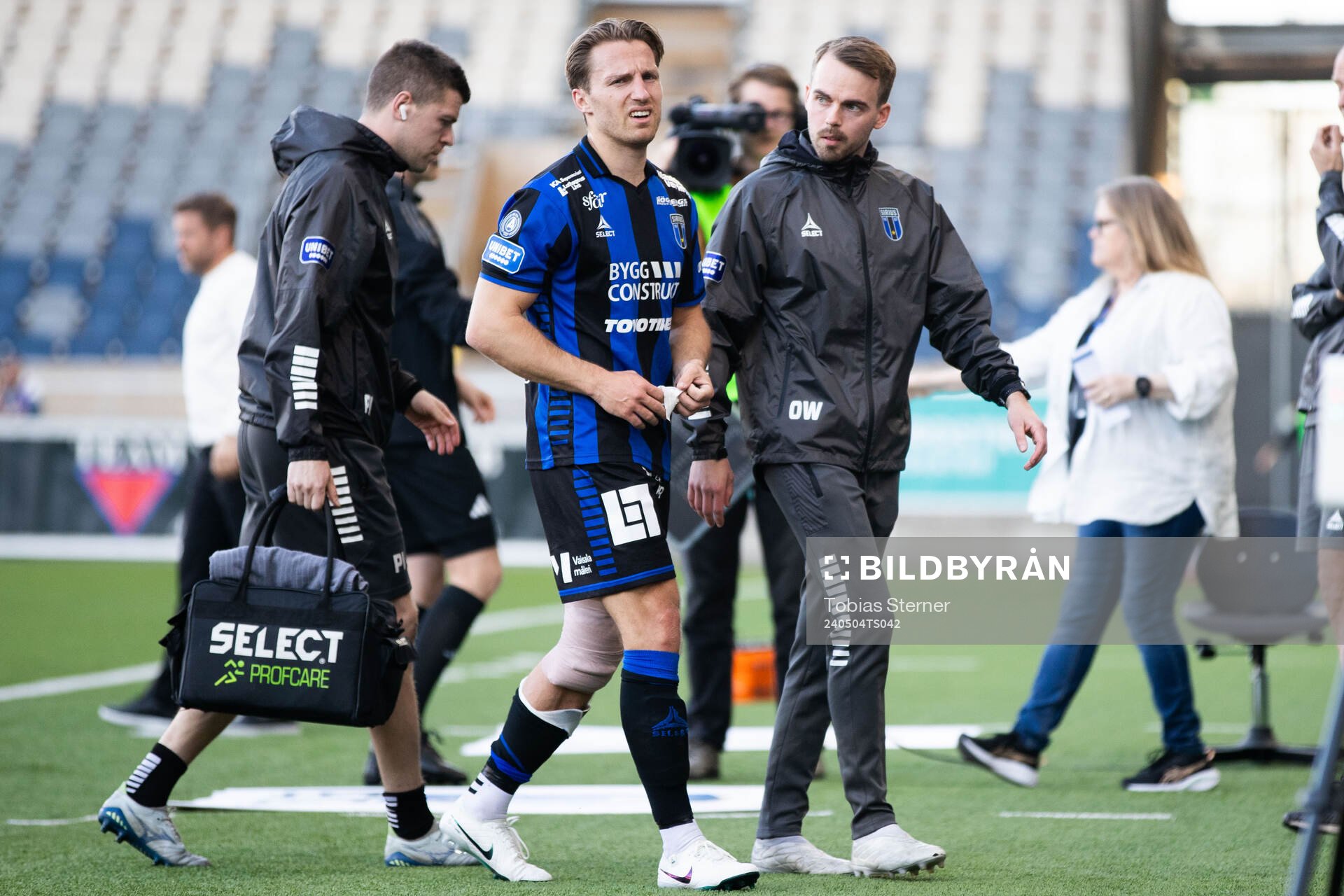 Sirius Daniel Stensson lämnar planen skadad