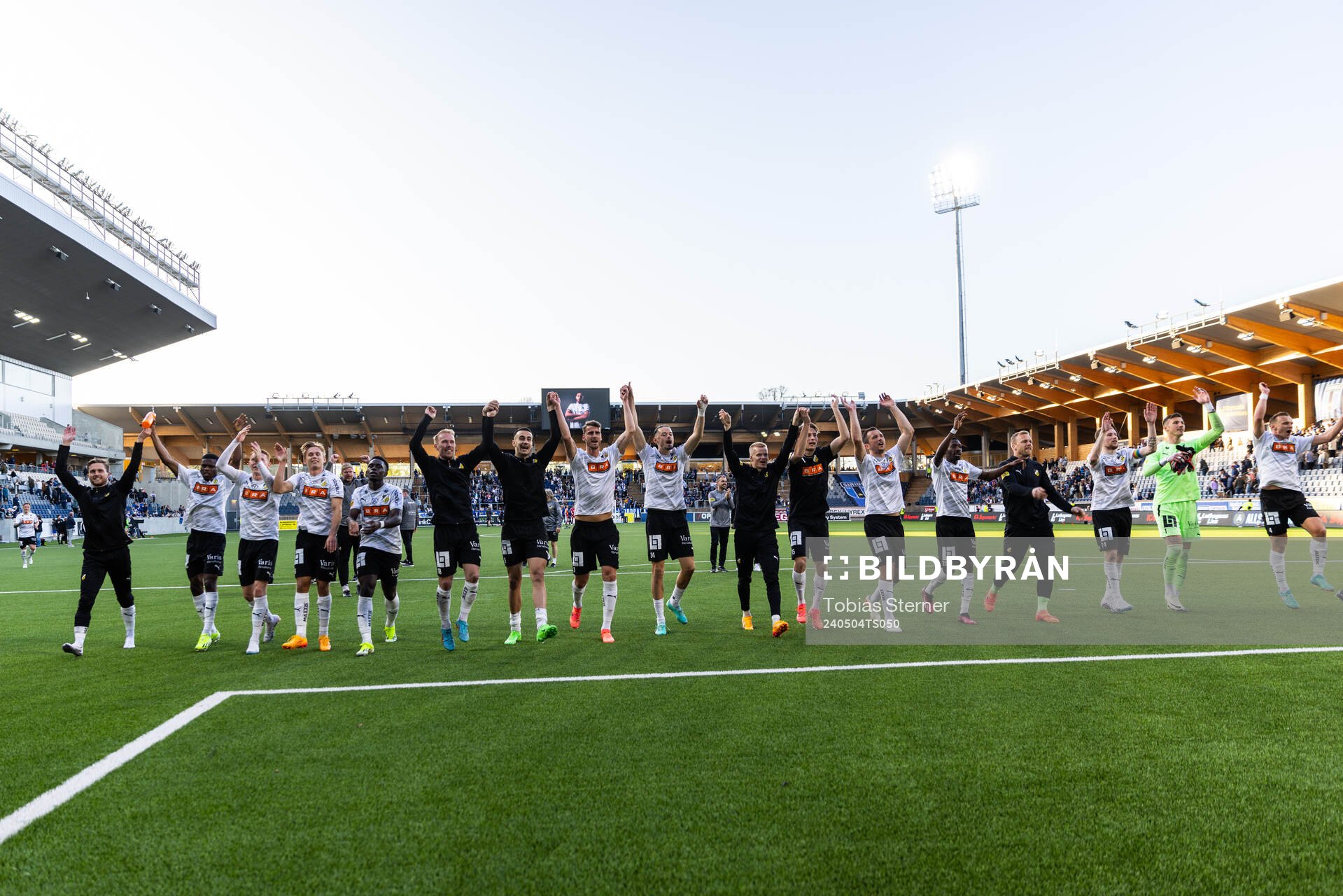 Häckens spelare jublar efter fotbollsmatchen i Allsvenskan mellan Sirius och Häcken den 4 maj 2024 i Uppsala. 