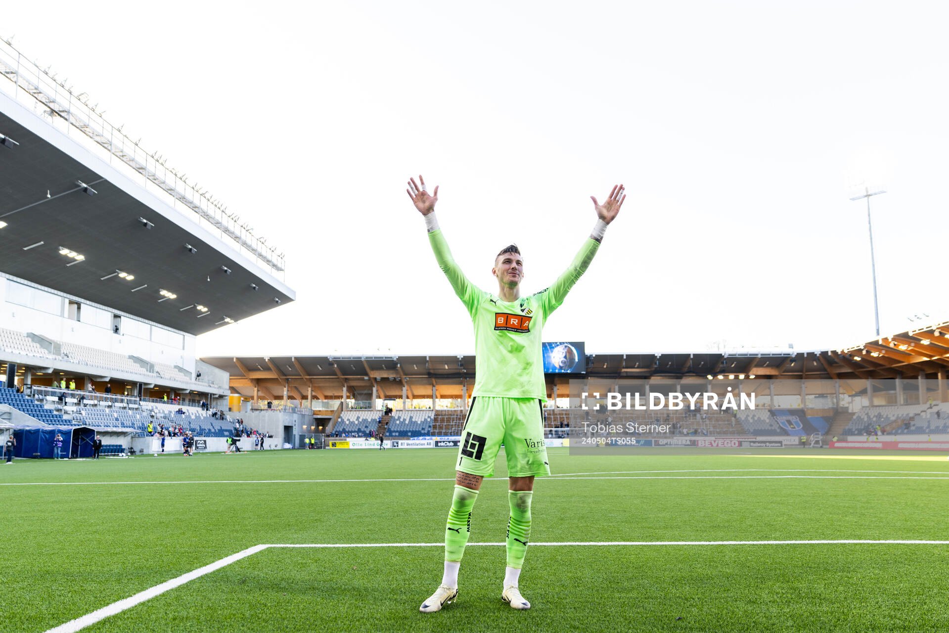 Häckens Andreas Linde jublar efter fotbollsmatchen i Allsvenskan mellan Sirius och Häcken den 4 maj 2024 i Uppsala. 