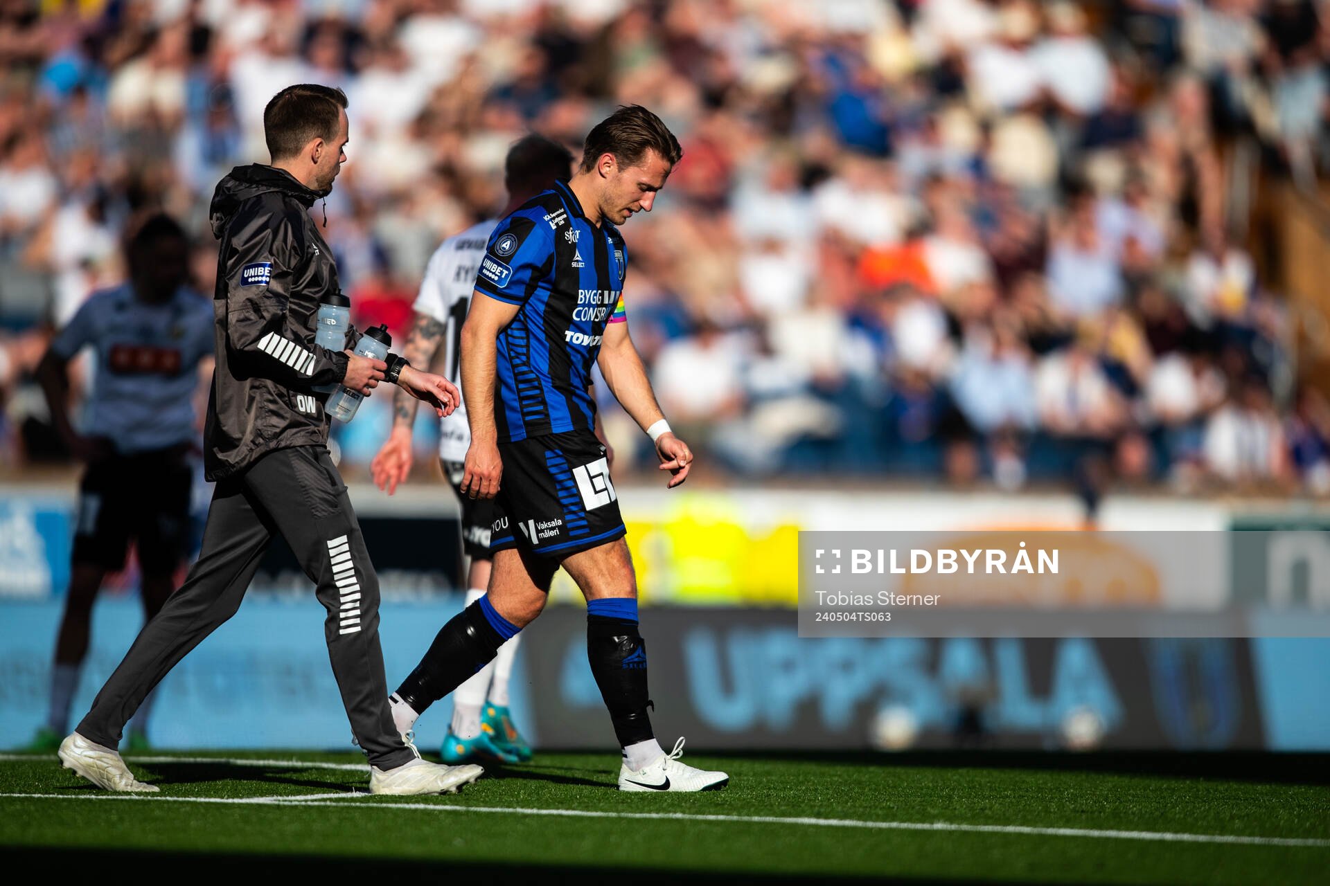 Sirius Daniel Stensson har ont under fotbollsmatchen i Allsvenskan mellan Sirius och Häcken den 4 maj 2024 i Uppsala. 