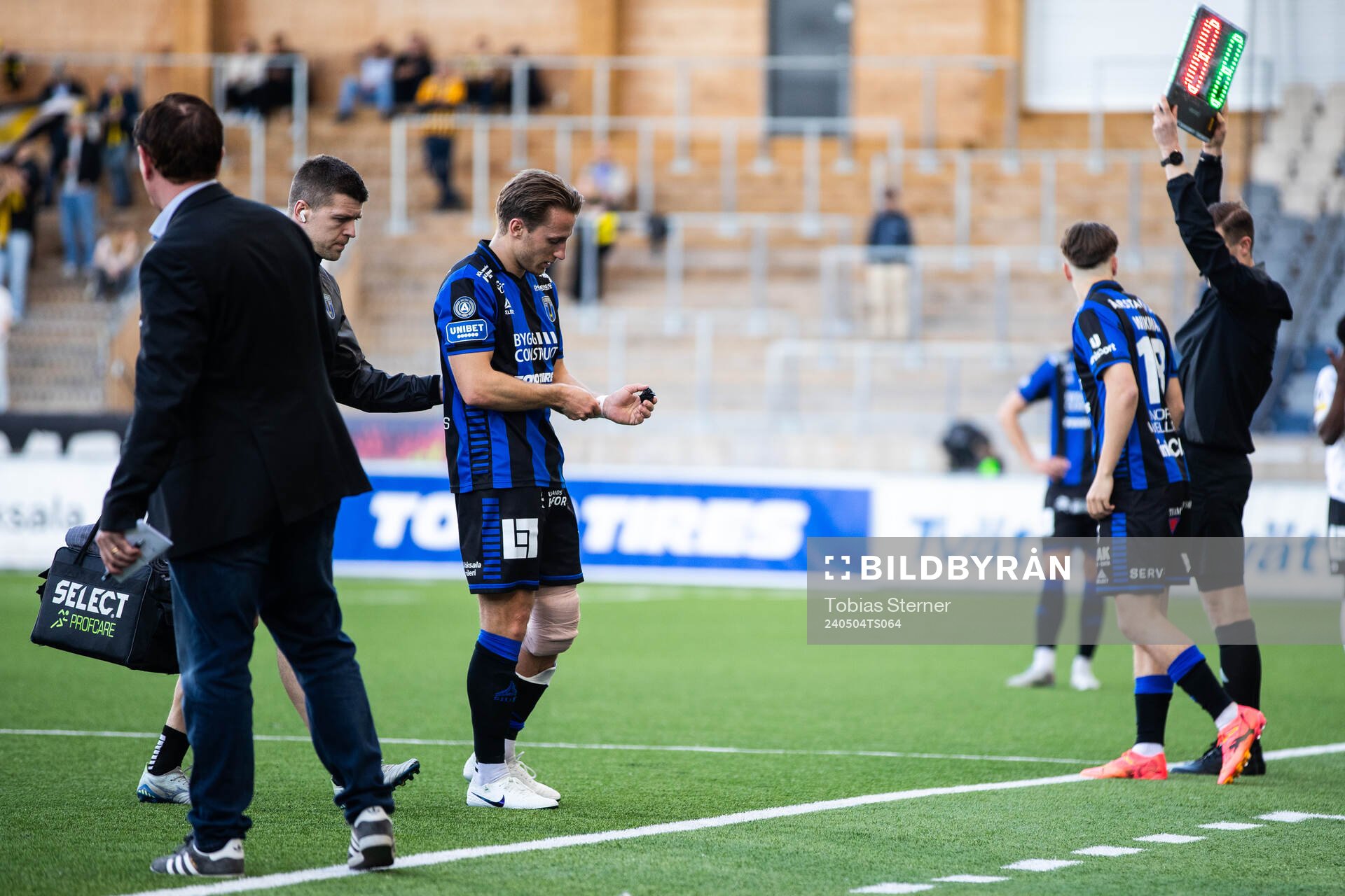 Sirius Daniel Stensson lämnar planen med skada