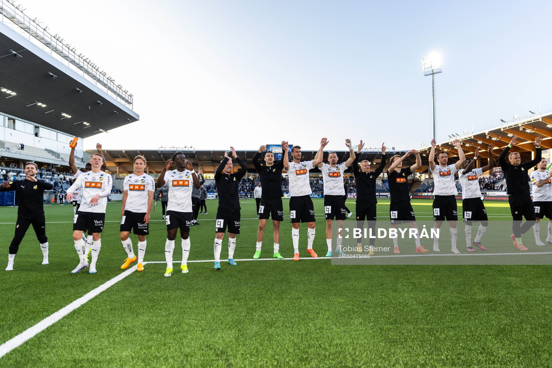 Häckens spelare jublar efter fotbollsmatchen i Allsvenskan mellan Sirius och Häcken den 4 maj 2024 i Uppsala. 