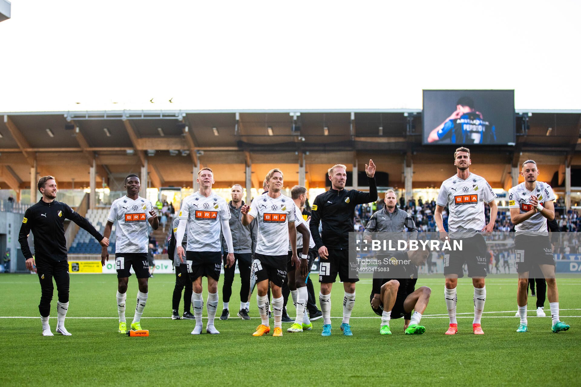 Häckens spelare jublar efter fotbollsmatchen i Allsvenskan mellan Sirius och Häcken den 4 maj 2024 i Uppsala. 
