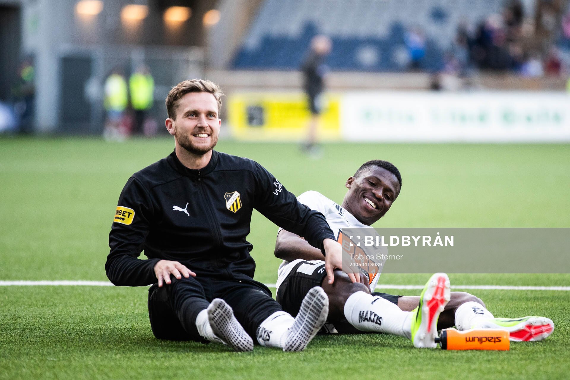 Häckens Adam Lundkvist och Akoua Romeo Amane jublar efter fotbollsmatchen i Allsvenskan mellan Sirius och Häcken den 4 maj 2024 i Uppsala. 