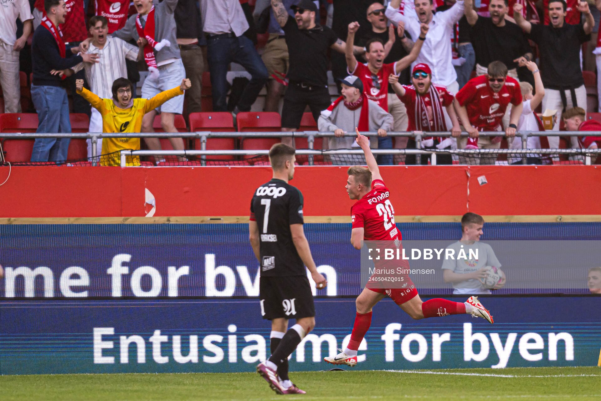Aune Heggebø of Brann celebrates