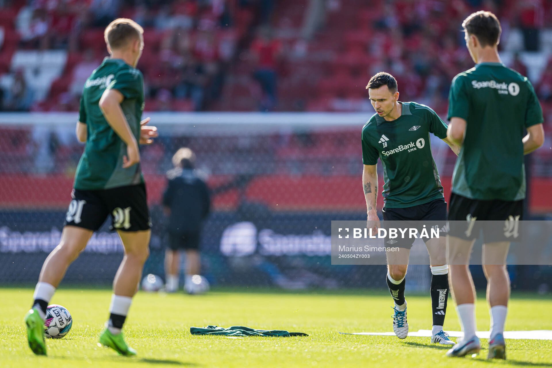 Ole Selnæs of Rosenborg warms up
