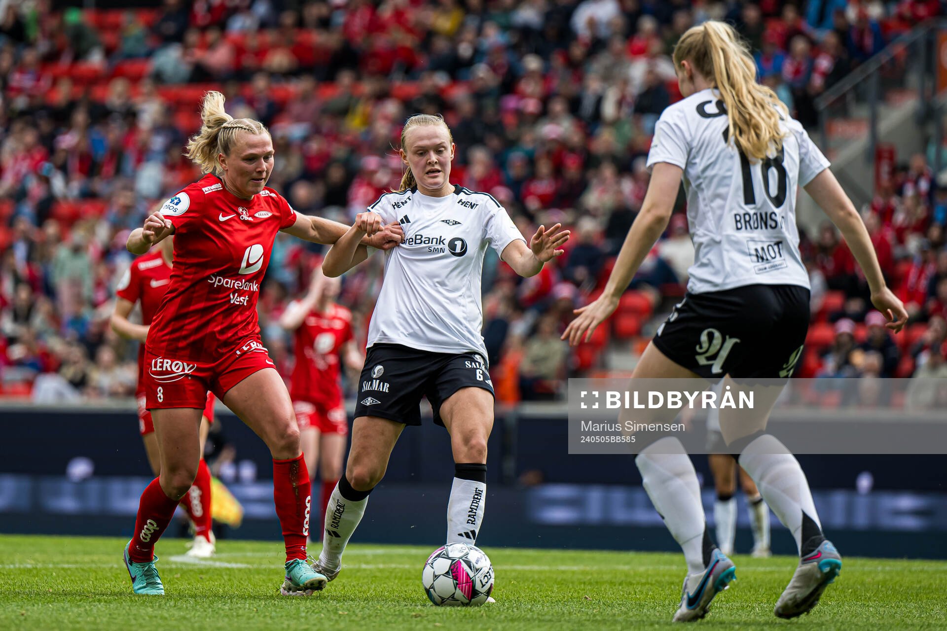 Karoline Haugland of Brann and Elin Sørum of Rosenborg