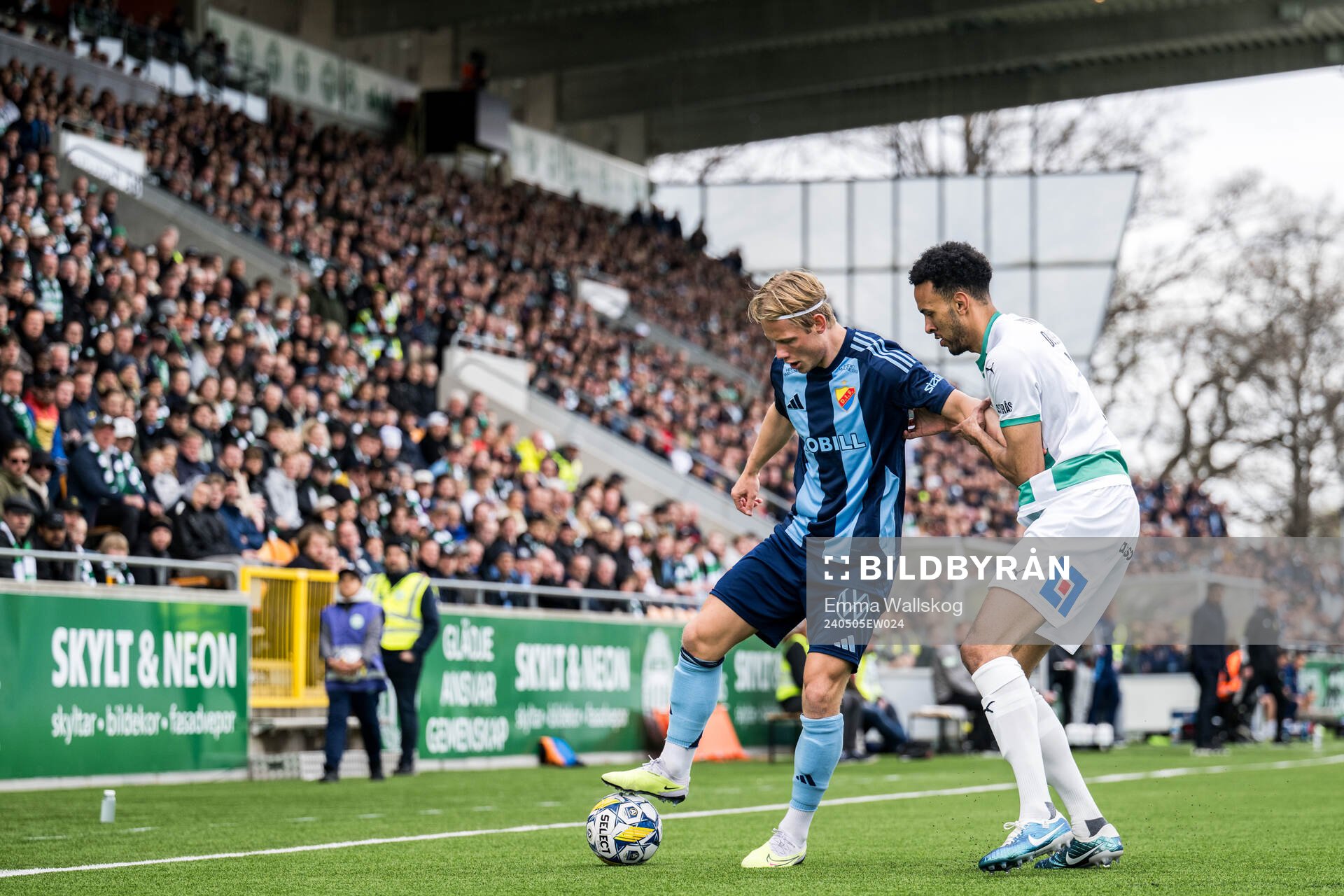 Djurgårdens Tobias Gulliksen och Västerås Alex Douglas