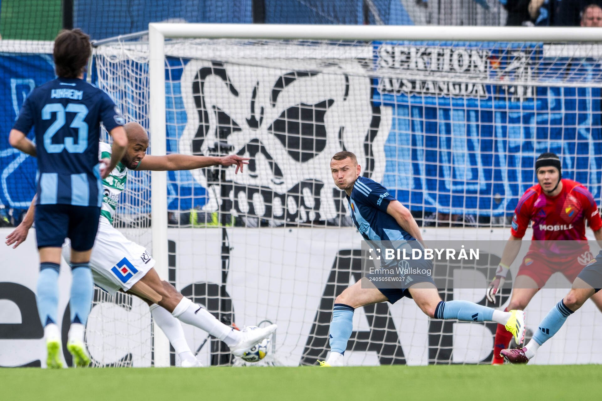 Djurgårdens Piotr Johansson och målvakt Jacob Widell