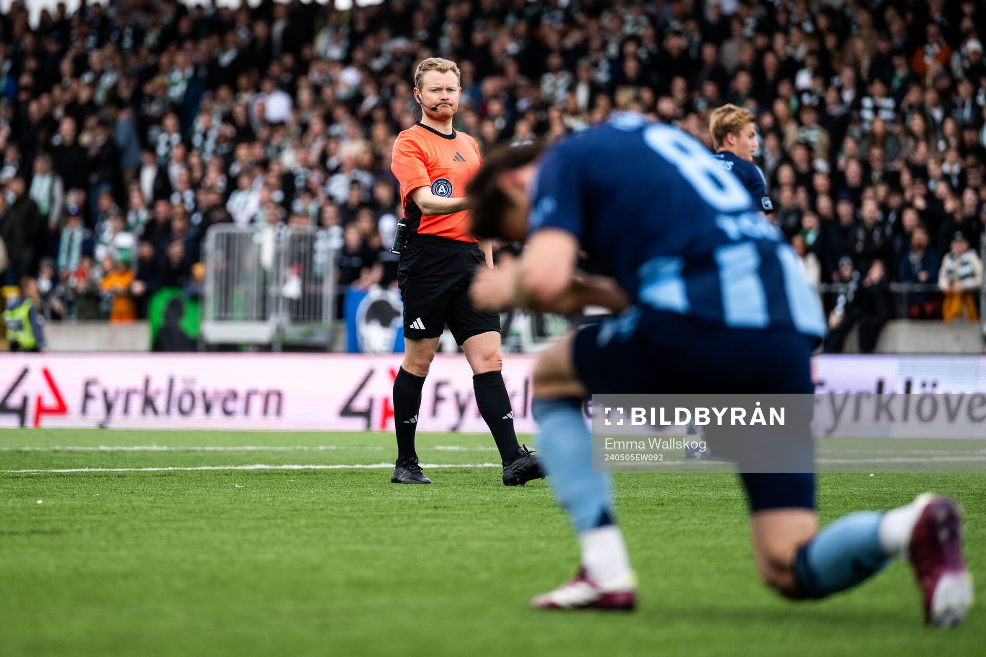 Domare Fredrik Klitte reagerar mot Djurgårdens Albin Ekdal
