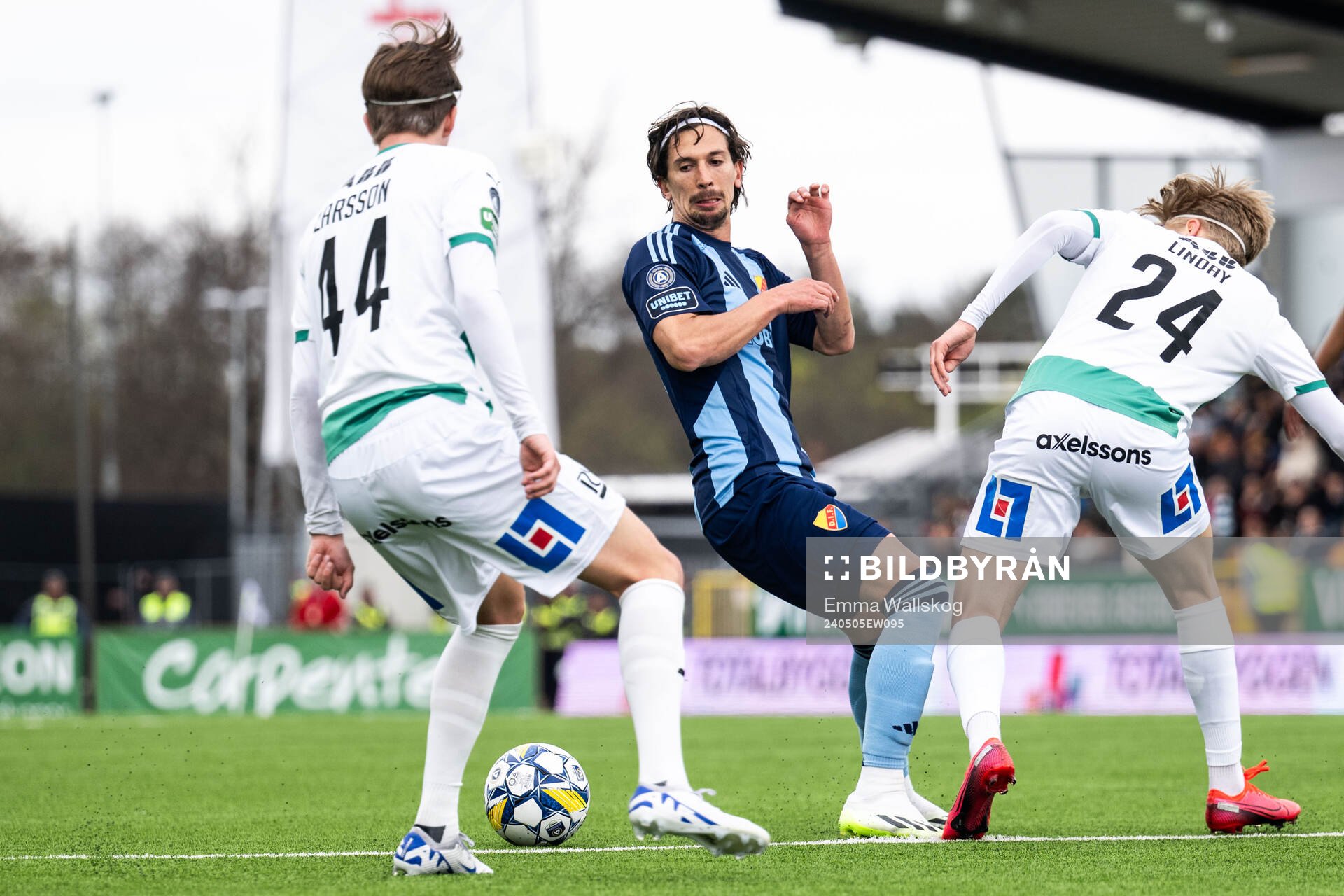 Djurgårdens Gustav Wikheim mot Västerås Max Larsson och
