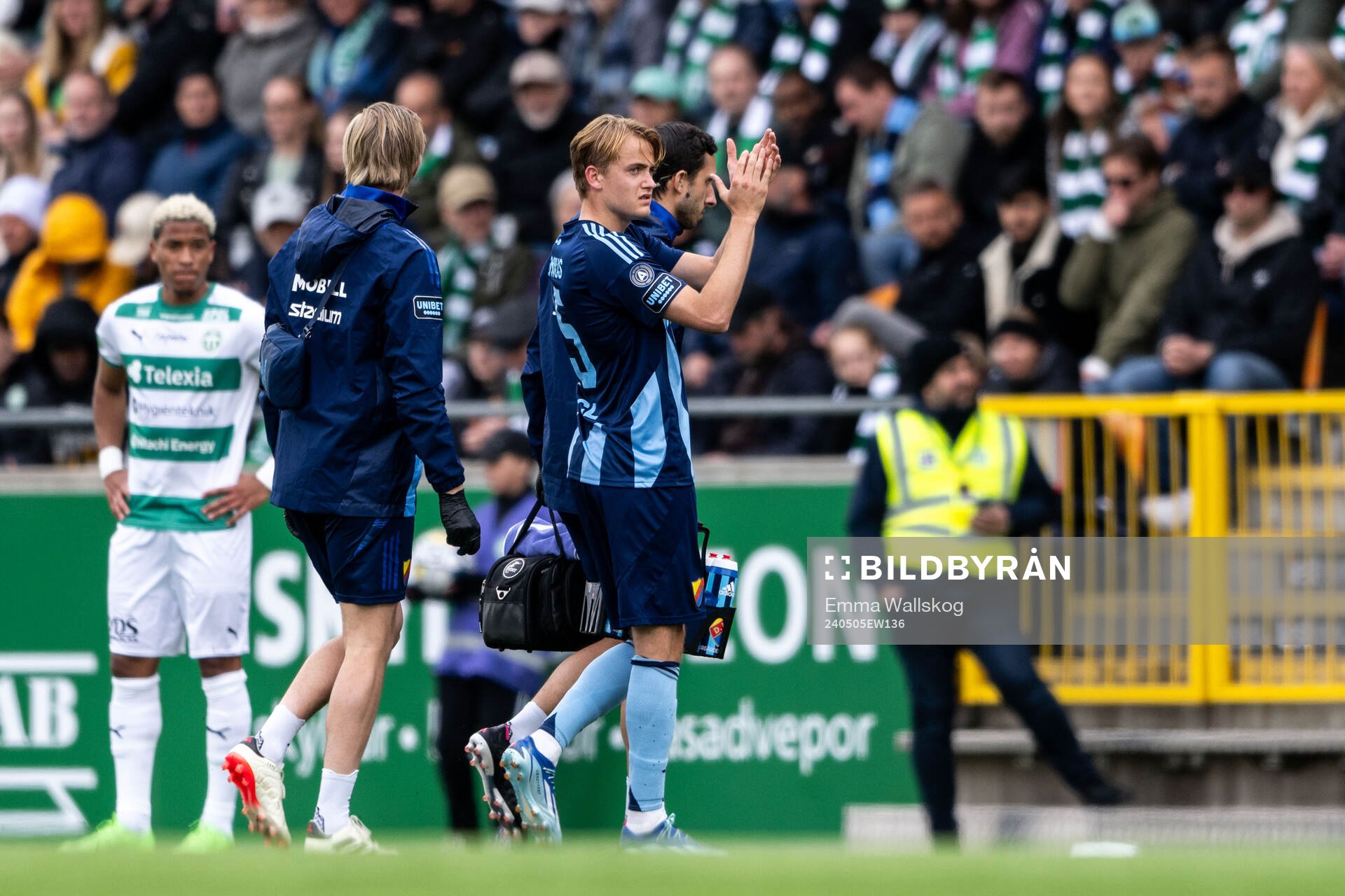 Djurgårdens Oskar Fallenius lämnar planen