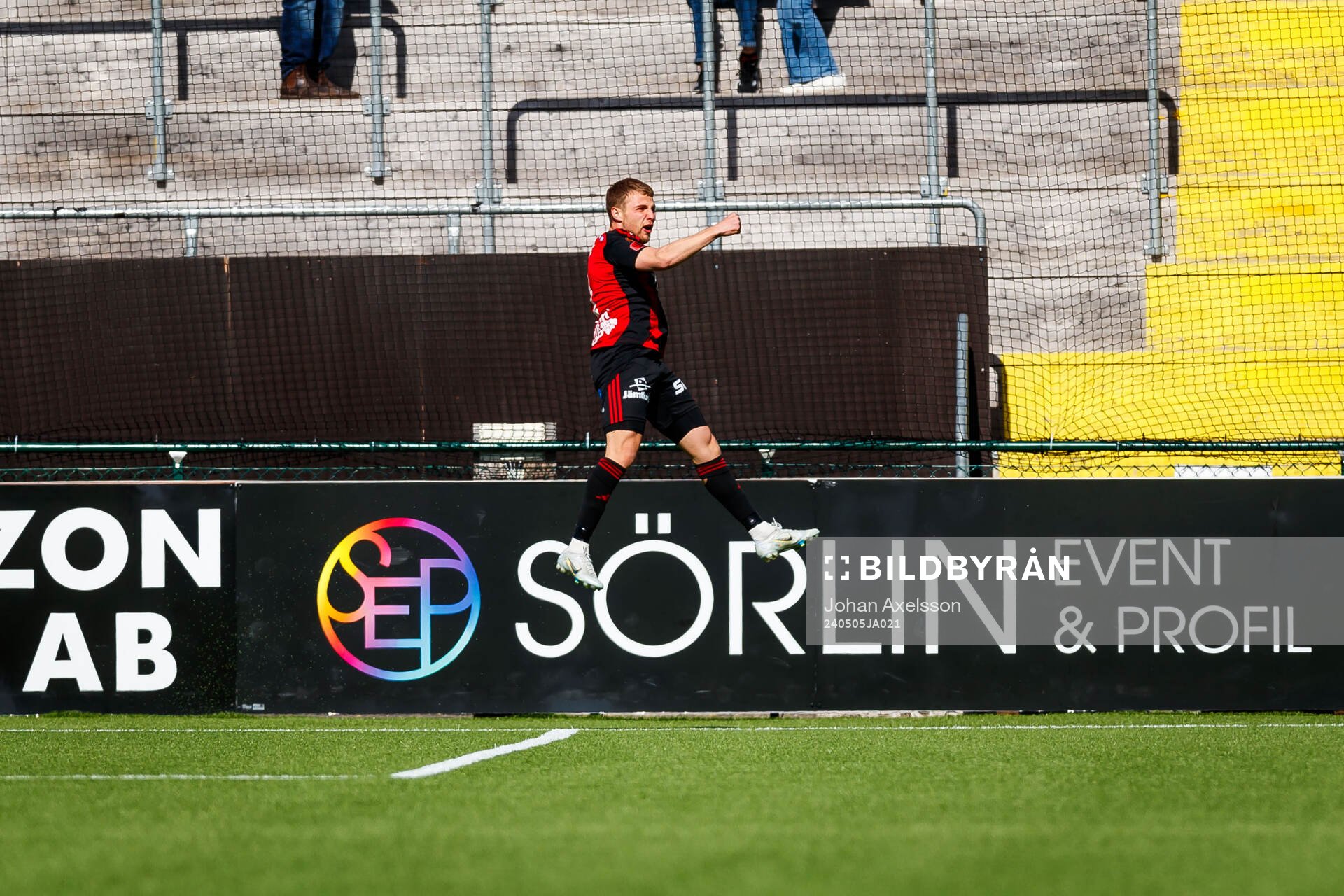 Östersunds Mykola Musolitin jublar efter 1-0 under fotbollsmatchen i Superettan mellan Östersund och Örebro den 5 maj 2024 i Östersund. 