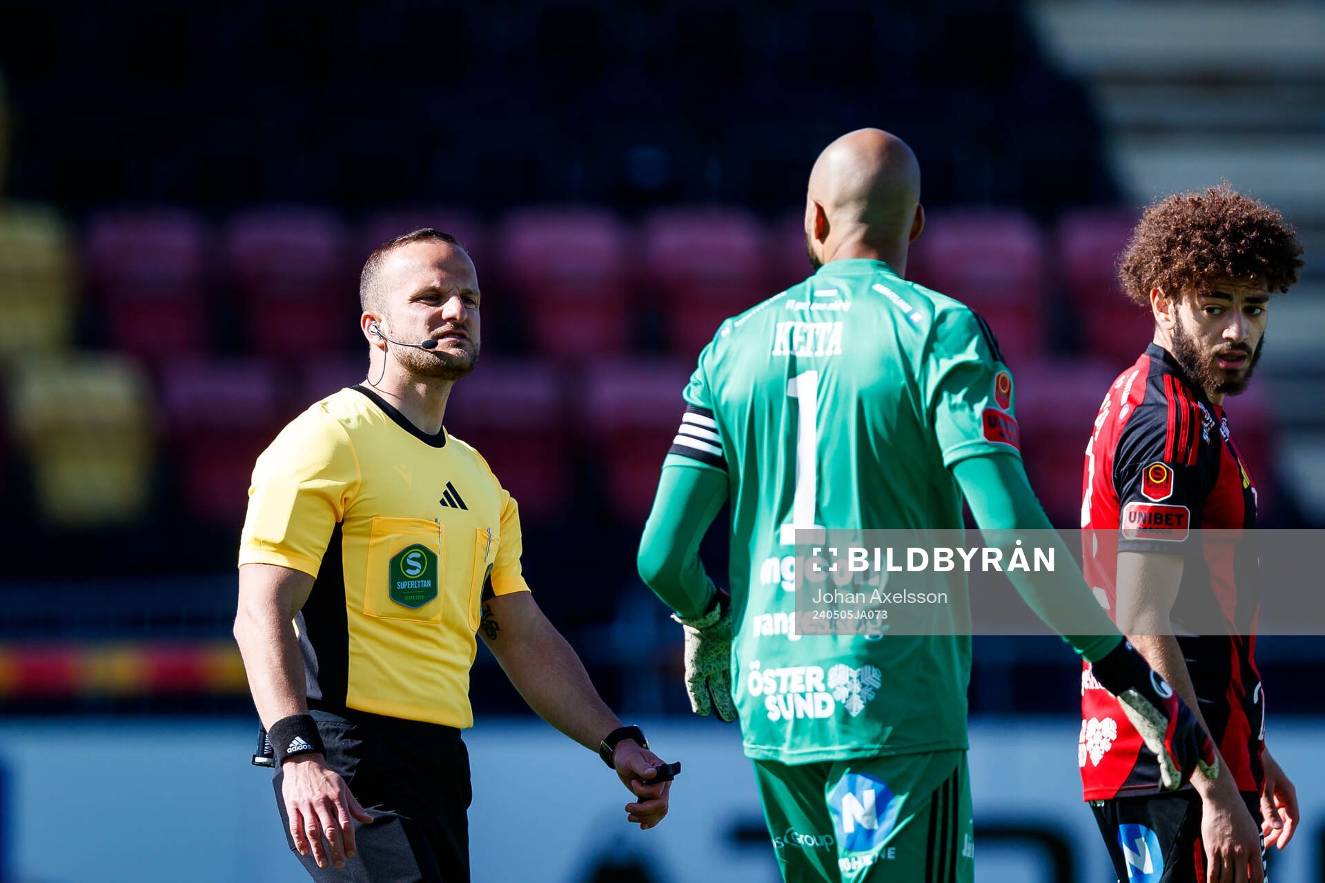 Domare Rinon Hasani och Östersunds målvakt Aly Keita och