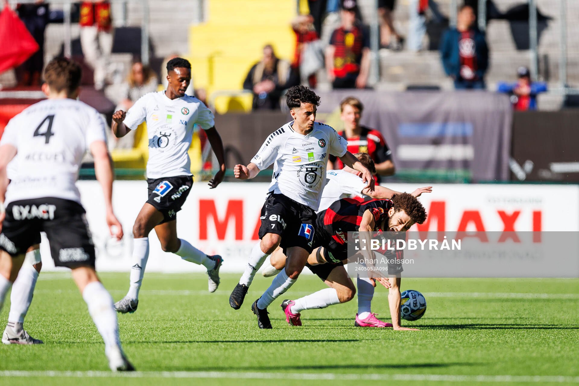 Örebros Elias Barsoum och Östersunds Michael Aduragbemi