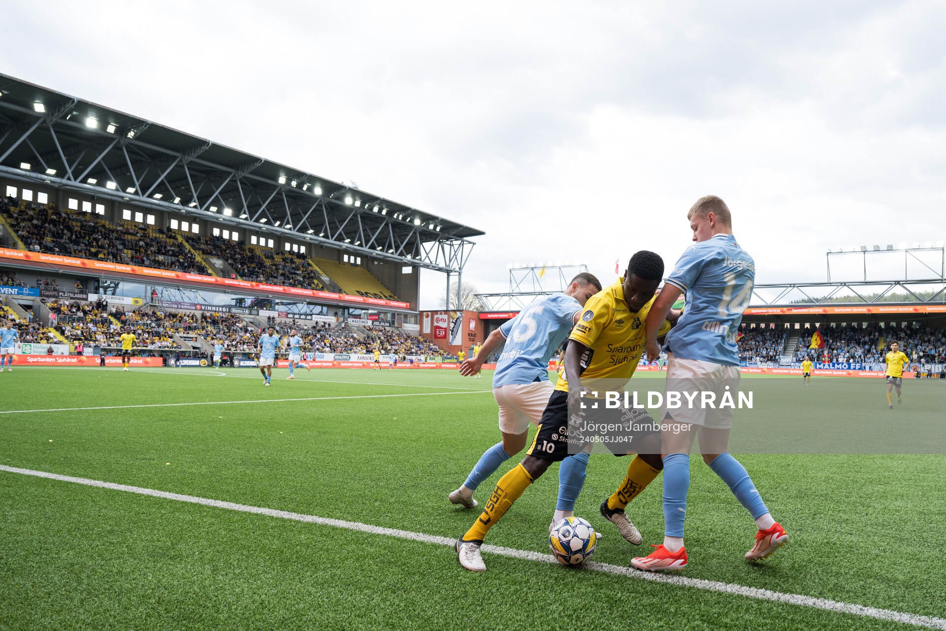 Elfsborgs Michael Baidoo i en kamp mot Malmö FFs Sebastian Jörgensen och Anders Christiansen under fotbollsmatchen i Allsvenskan mellan Elfsborg och Malmö FF den 5 maj 2024 i Borås.