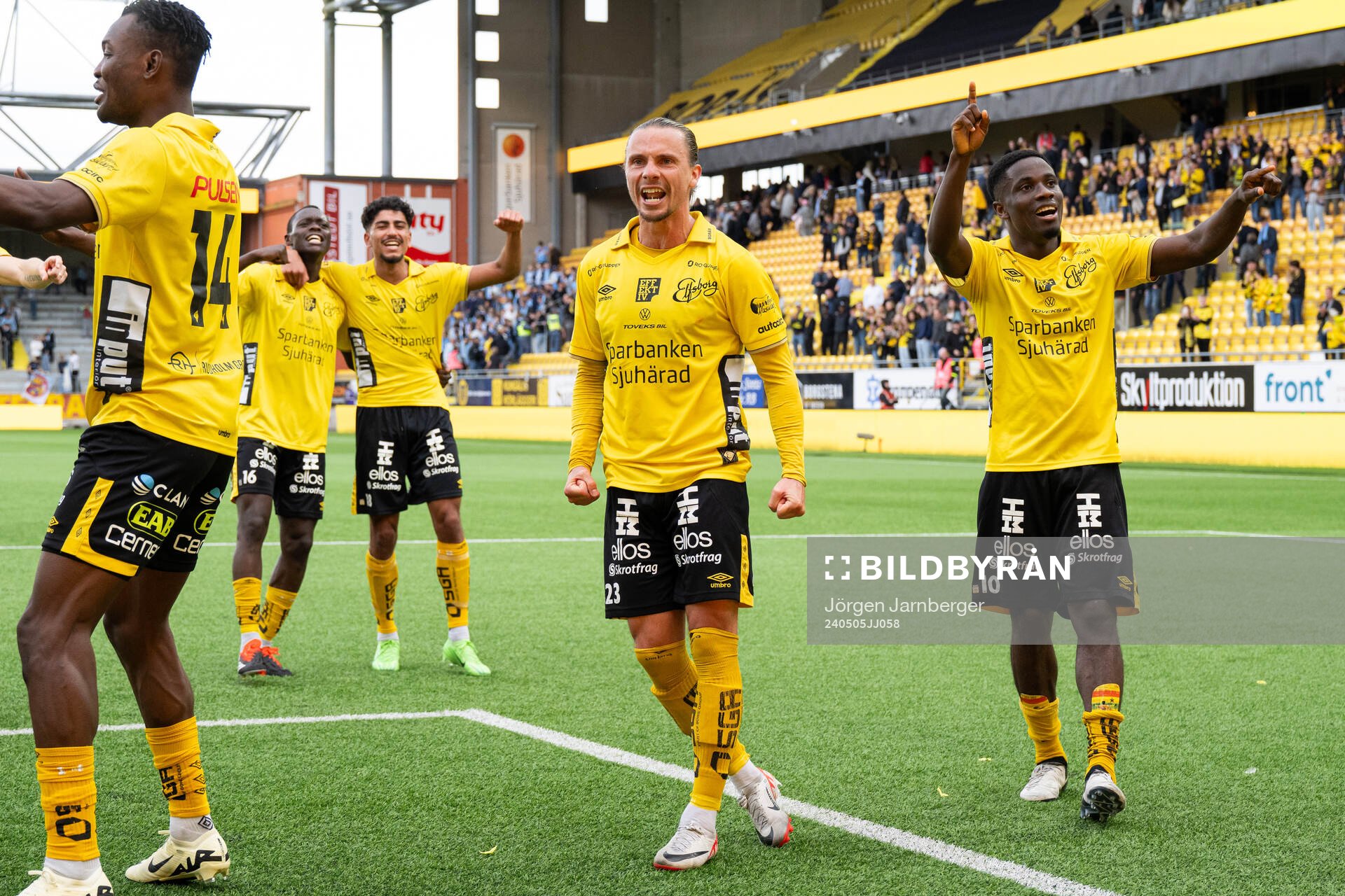 Elfsborgs Niklas Hult och Michael Baidoo  jublar