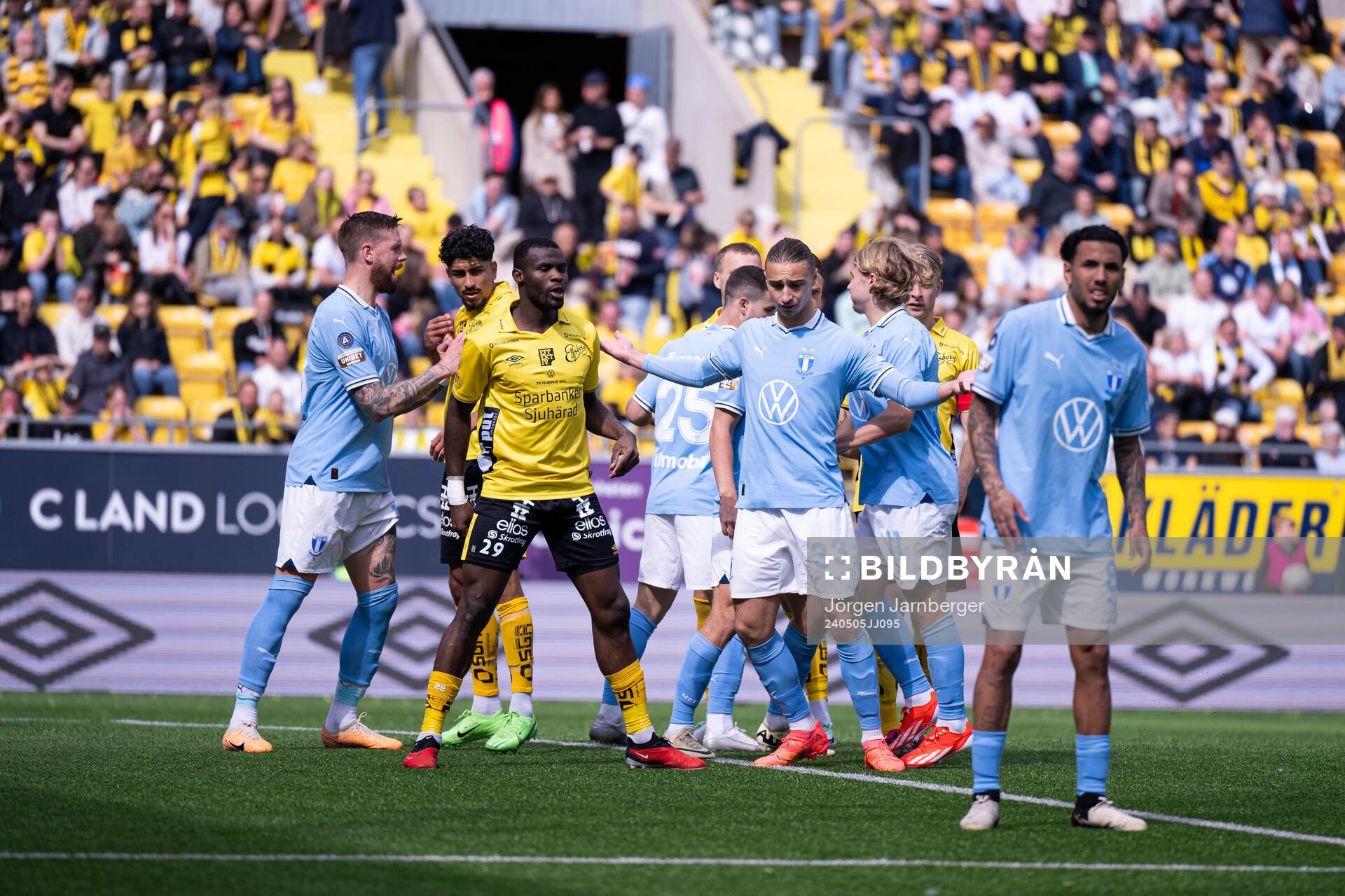 Spelare i straffområdet inför en hörna under fotbollsmatchen i Allsvenskan mellan Elfsborg och Malmö FF den 5 maj 2024 i Borås. 