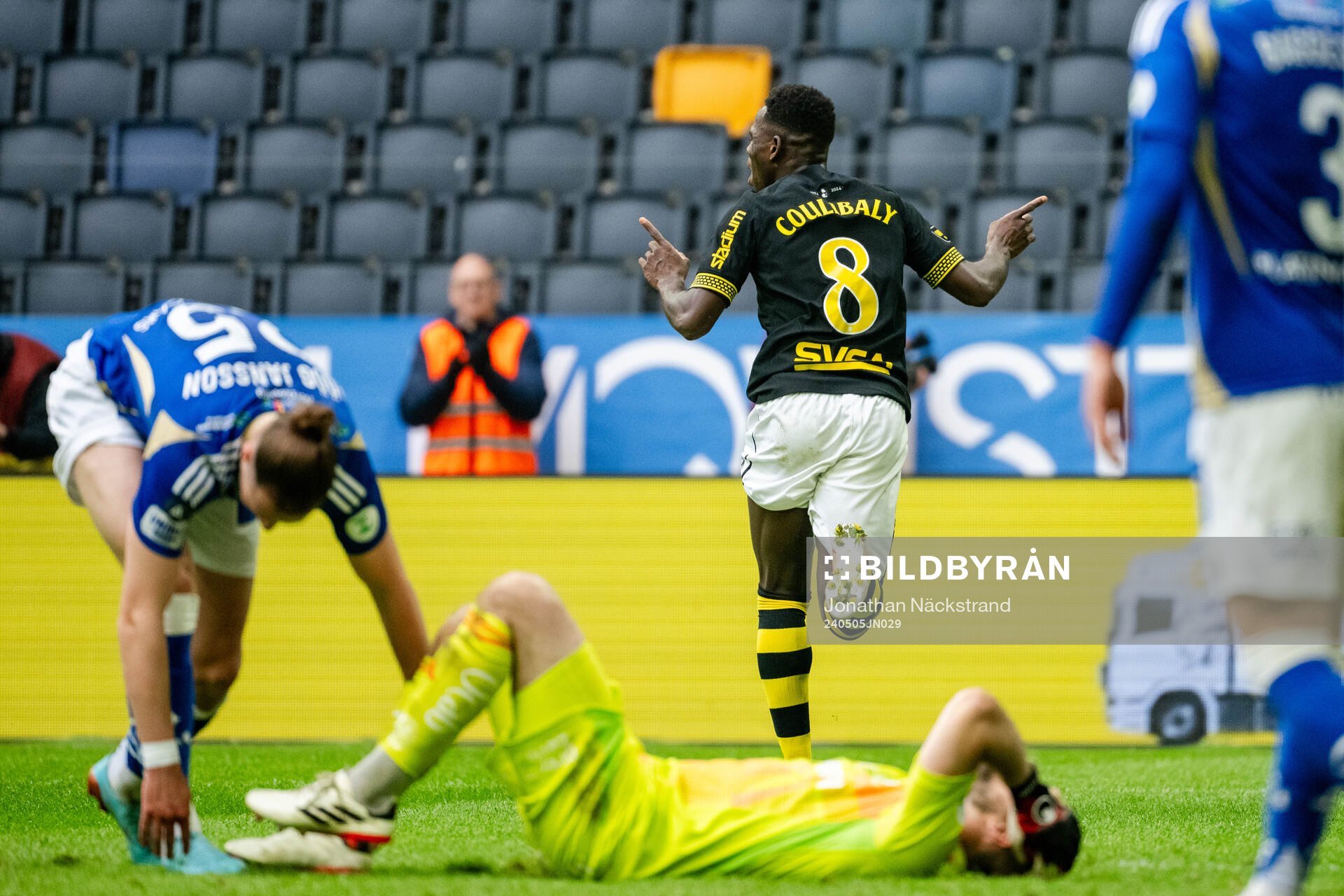 AIKs Ismaila Coulibaly jublar efter 4-2 under fotbollsmatchen i Allsvenskan mellan AIK och IFK Norrköping den 5 maj 2024 i Stockholm.