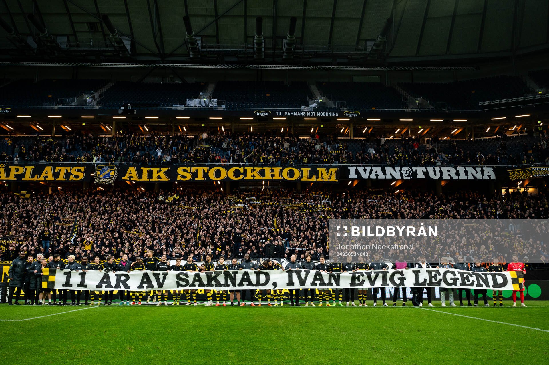 AIKs spelare och supportrar med en hyllning till Ivan Turina