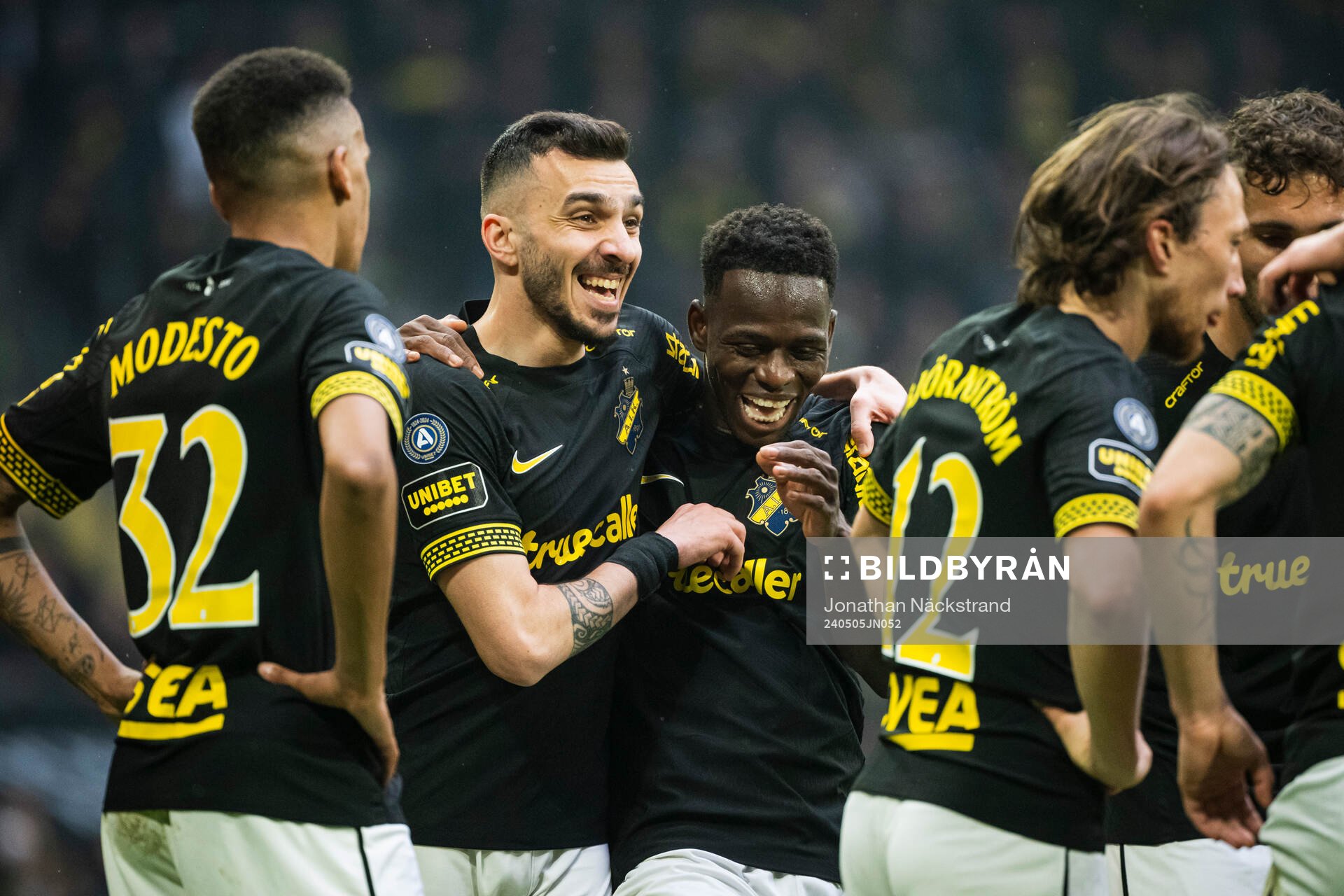 AIKs Ismaila Coulibaly jublar med Ioannis Pittas efter 4-2 under fotbollsmatchen i Allsvenskan mellan AIK och IFK Norrköping den 5 maj 2024 i Stockholm.