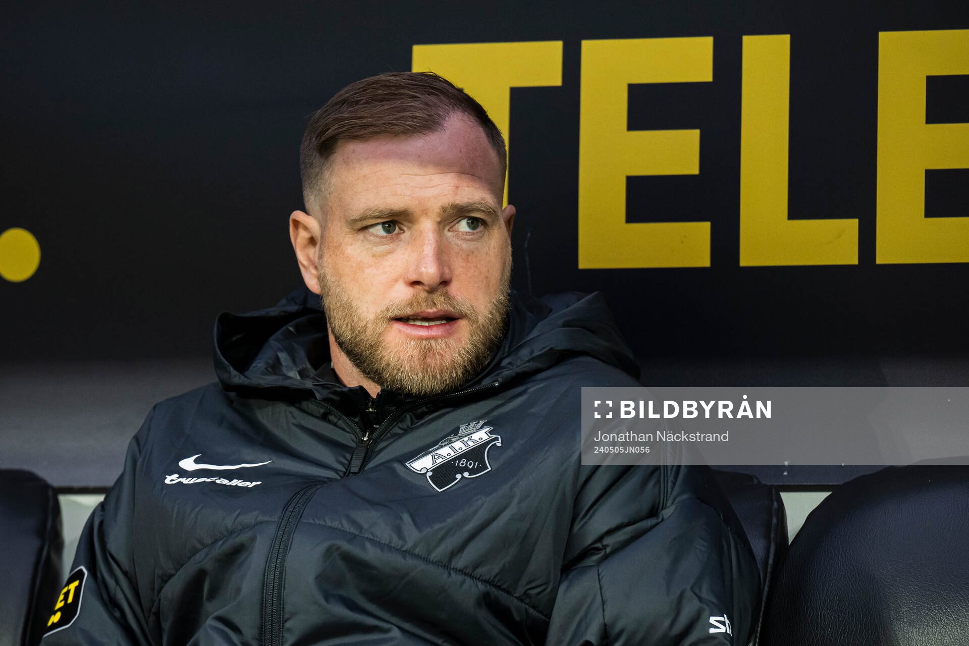 AIKs John Guidetti på bänken inför fotbollsmatchen i Allsvenskan mellan AIK och IFK Norrköping den 5 maj 2024 i Stockholm. 