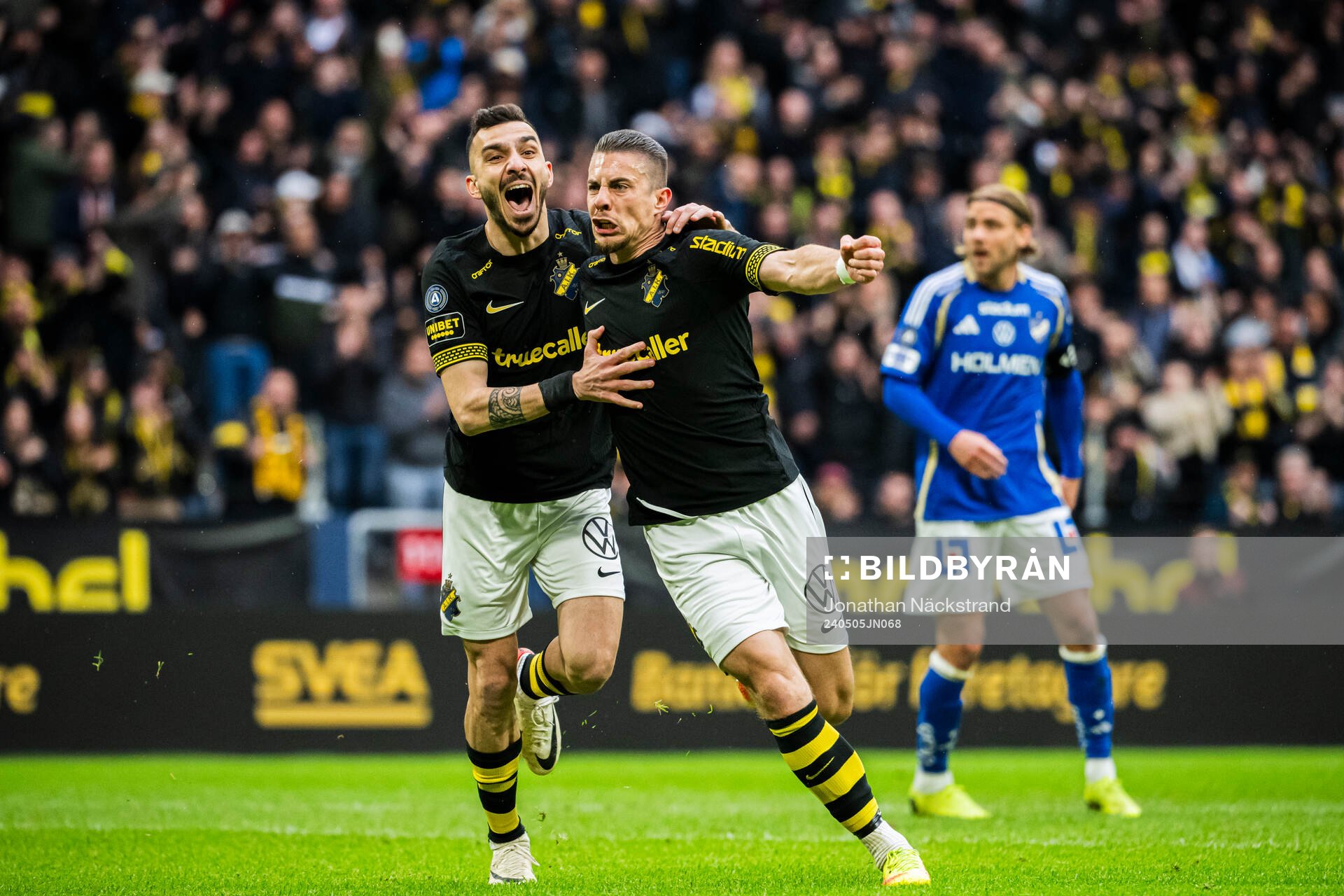 AIKs Dino Besirovic jublar med Ioannis Pittas