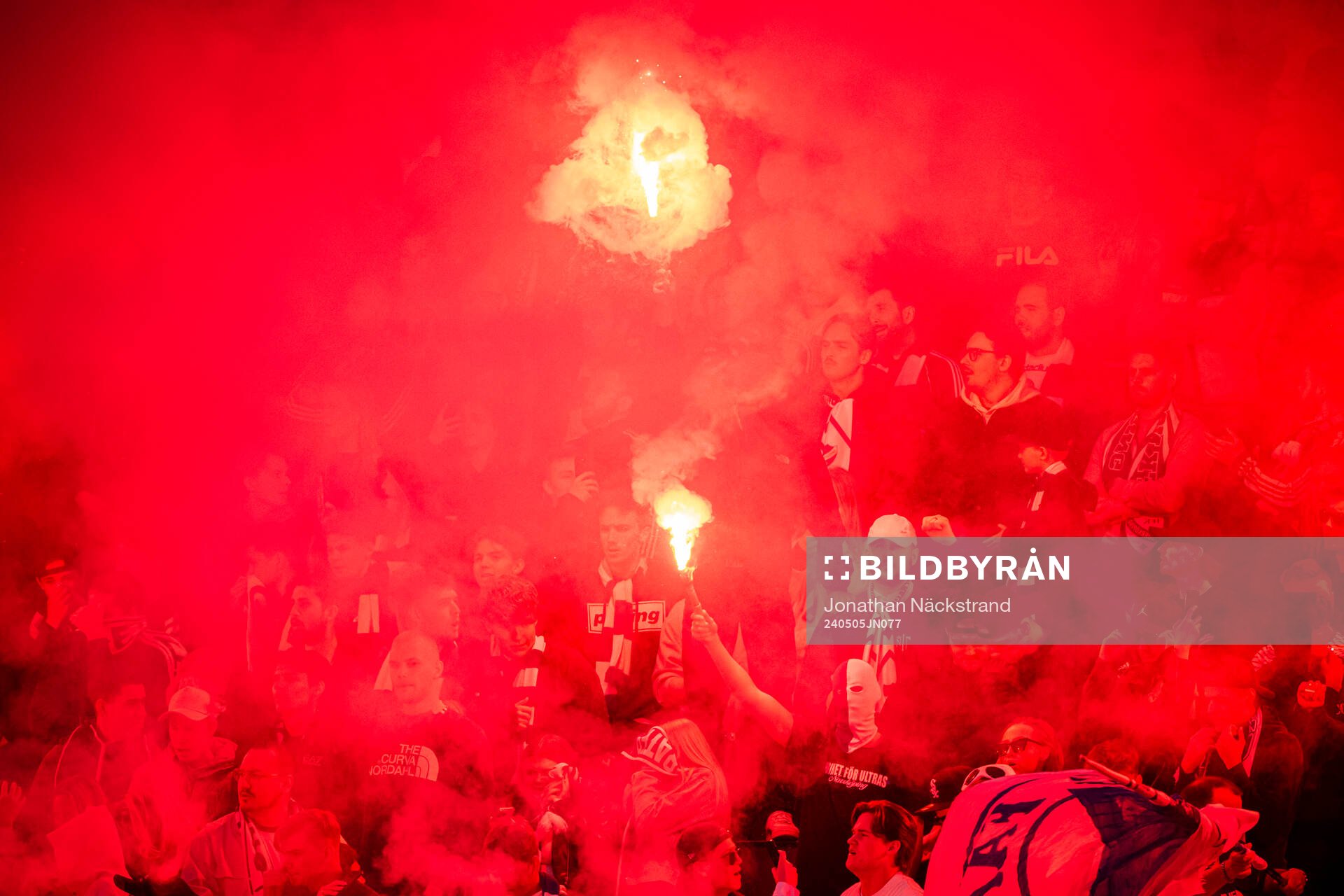 IFK Norrköpings supportrar med bengaler