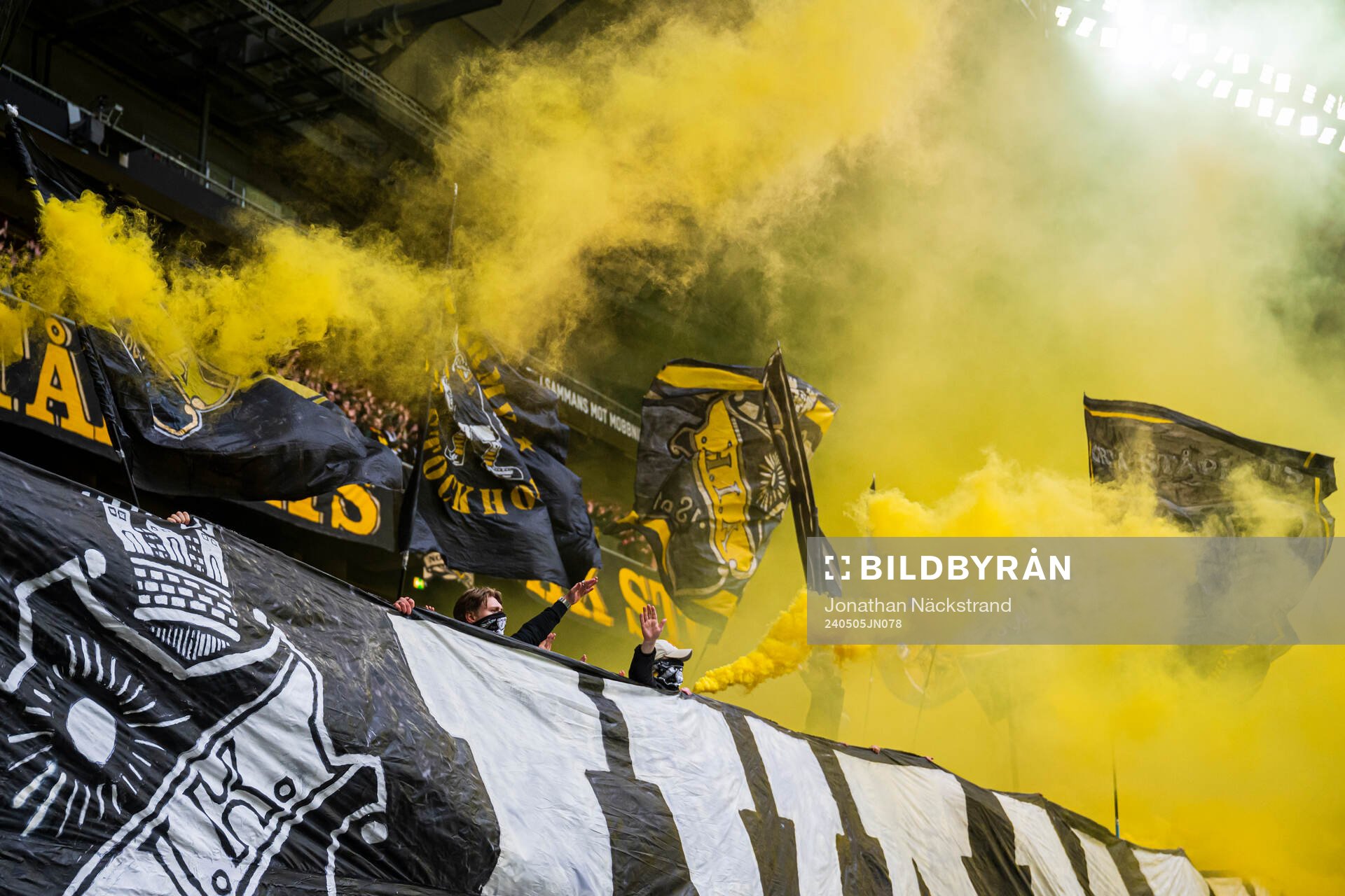 AIKs supportrar med bengaler