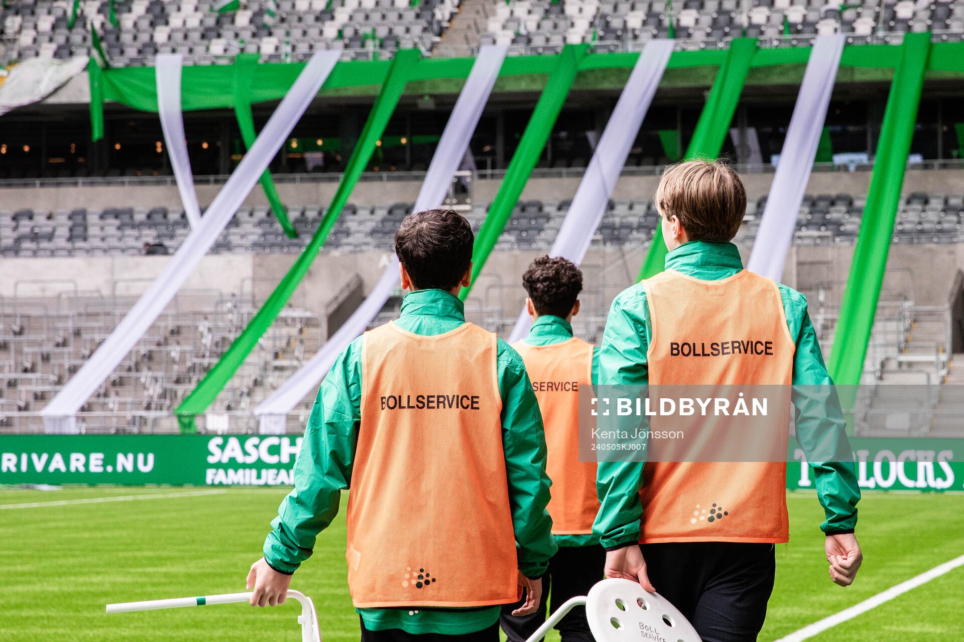 Bollkallar på Tele2 Arena