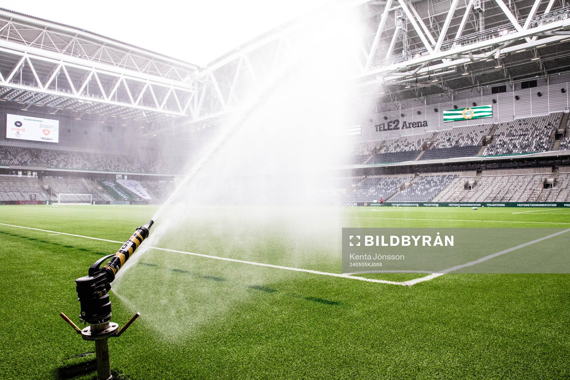 En vattenspridare vattnar konstgräset på Tele2 Arena