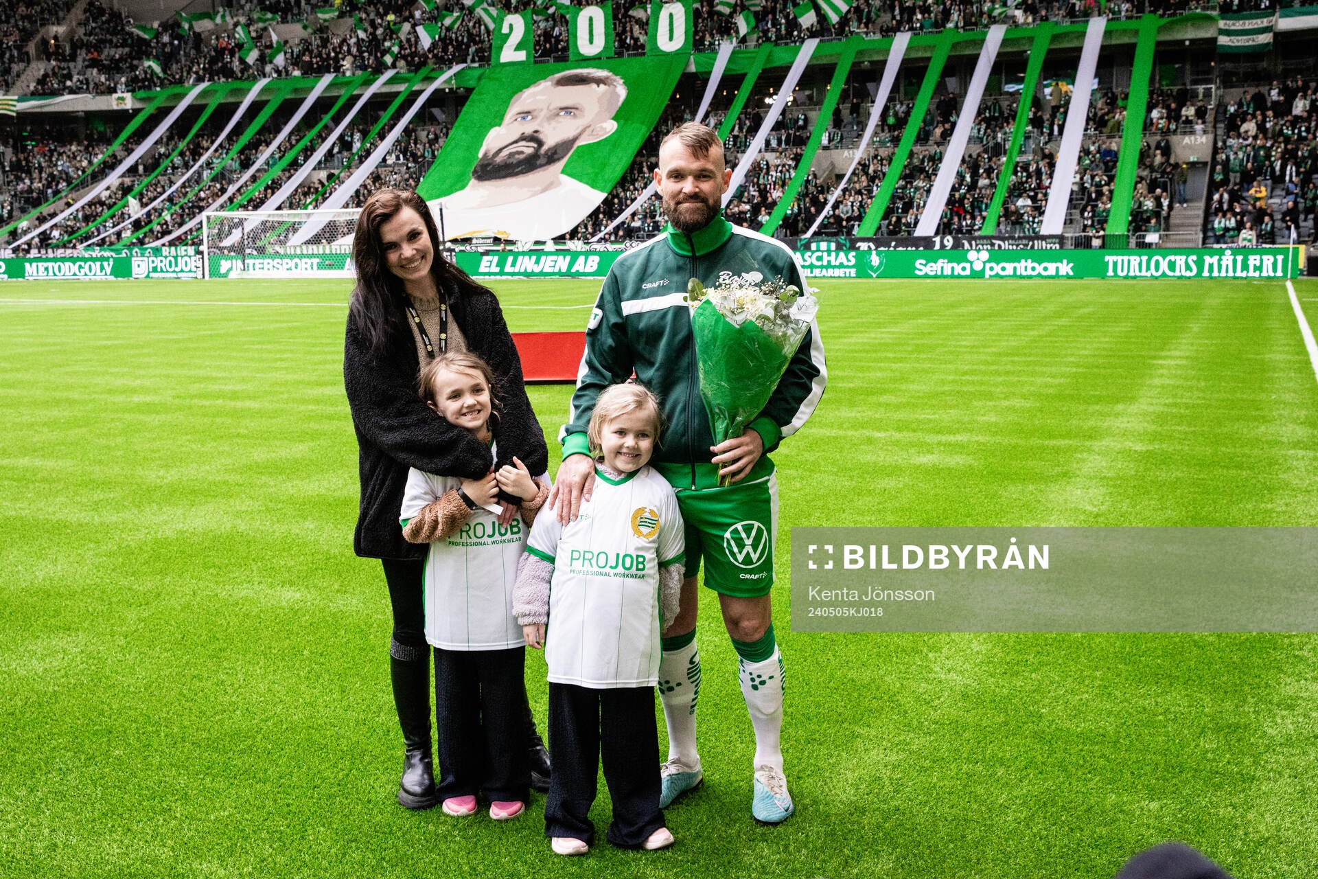 Hammarbys Mads Fenger Nielsen, här med sin familj, hyllas