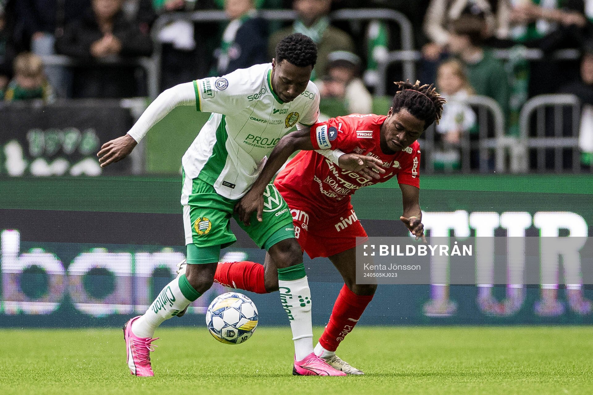 Hammarbys Shaquille Pinas och Värnamos Frank Junior Adjei