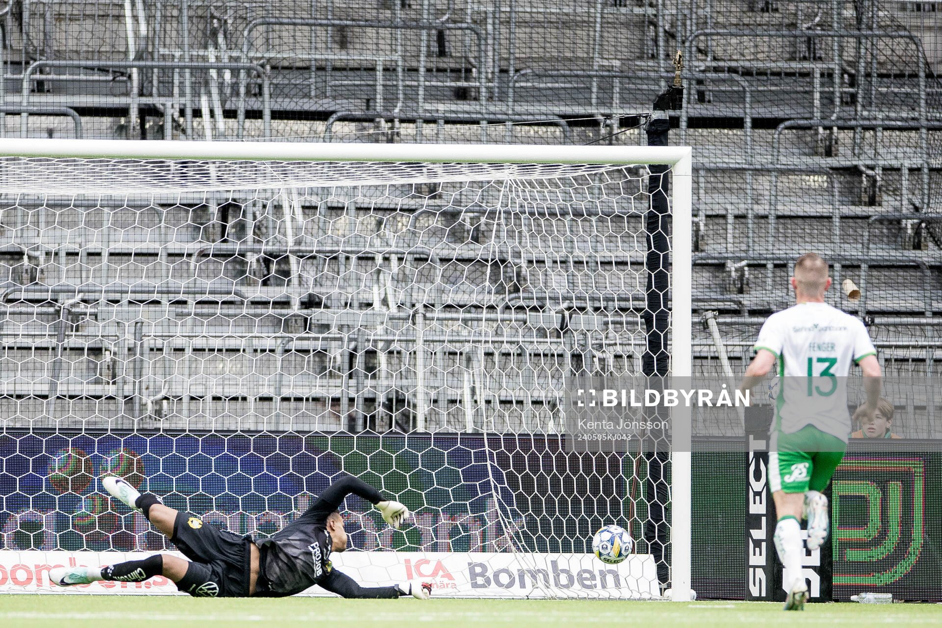 Värnamos Viktor Bergh gör 0-1 bakom Hammarbys målvakt