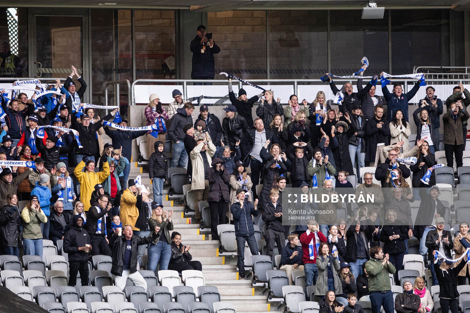 Värnamos supportrar jublar