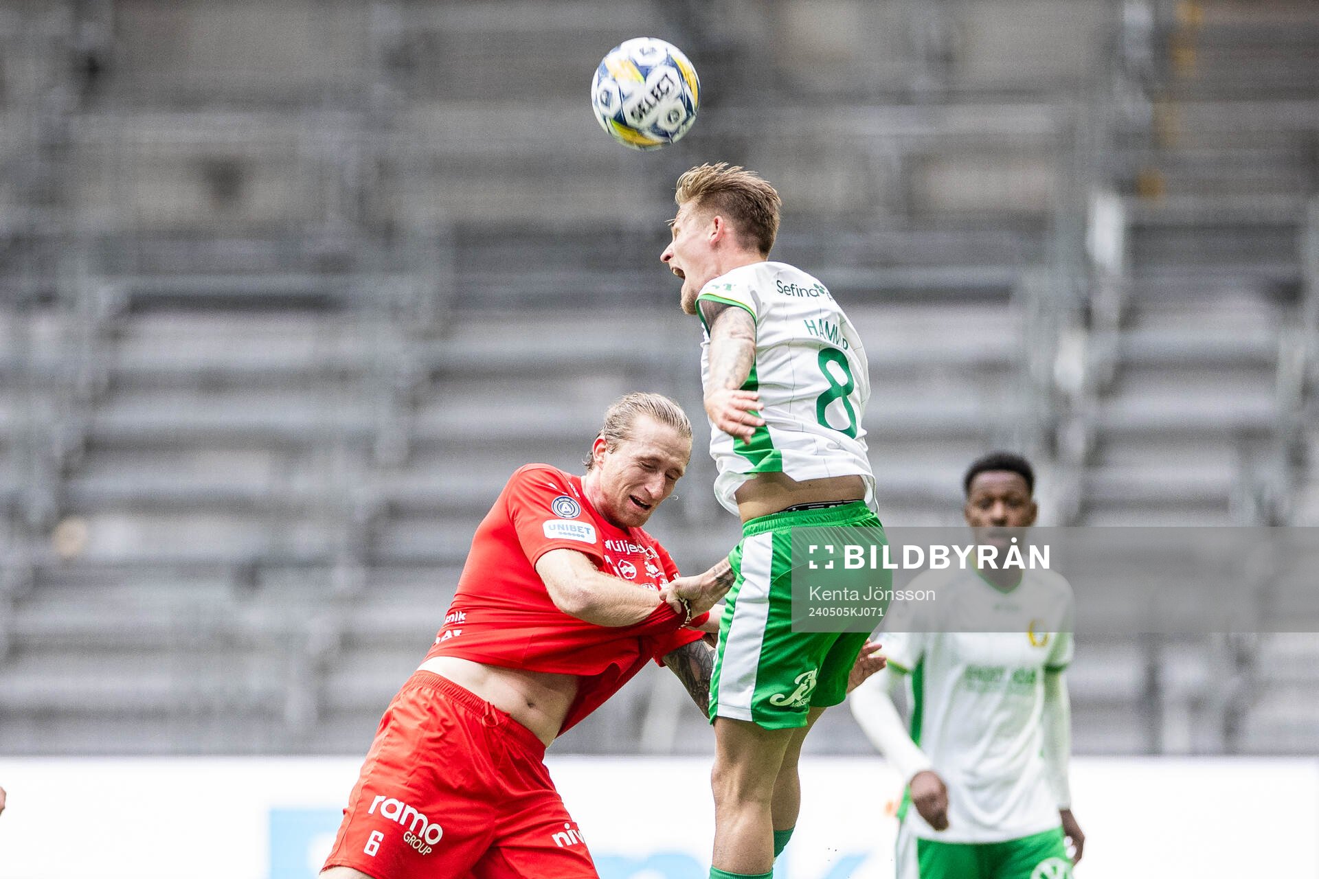 Värnamos Hampus Näsström och Hammarbys Fredrik Hammar under fotbollsmatchen i Allsvenskan mellan Hammarby och Värnamo den 5 maj 2024 i Stockholm.