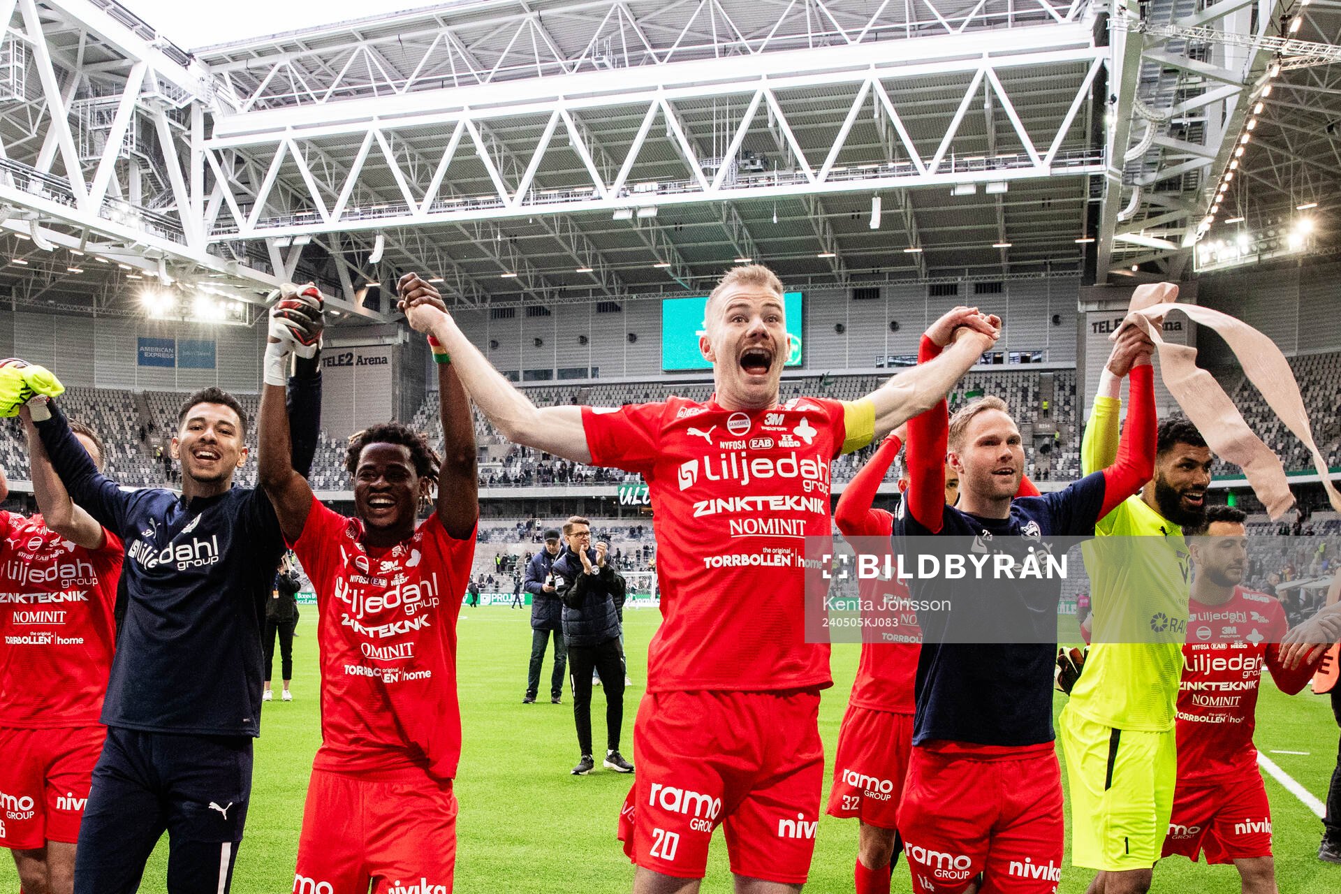 Värnamos Freddy Winsth jublar med lagkmarater