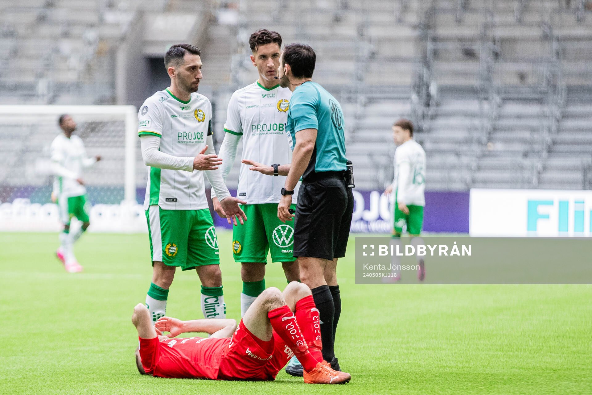 Hammarbys Nahir Besara och Deniz Gül i samtal med domare Granit Maqedonci medan Värnamos Freddy Winsth har ont under fotbollsmatchen i Allsvenskan mellan Hammarby och Värnamo den 5 maj 2024 i Stockholm.